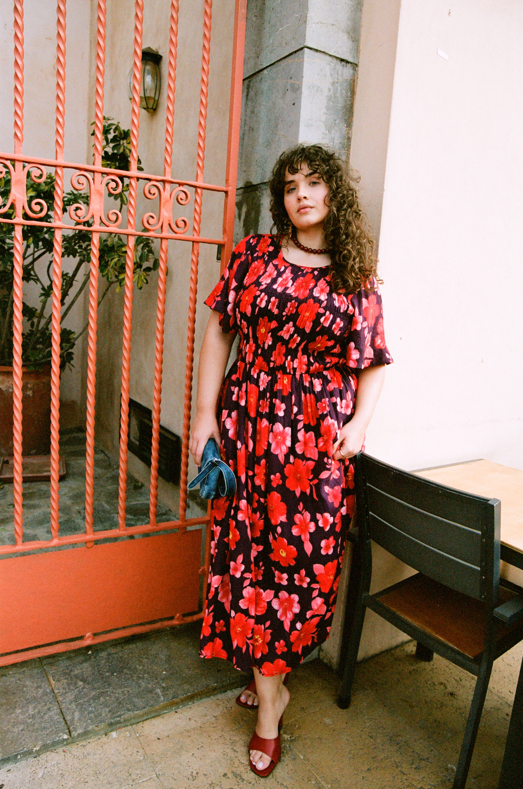 ZizziBlomstret elegance i r&oslash;dt, , Model