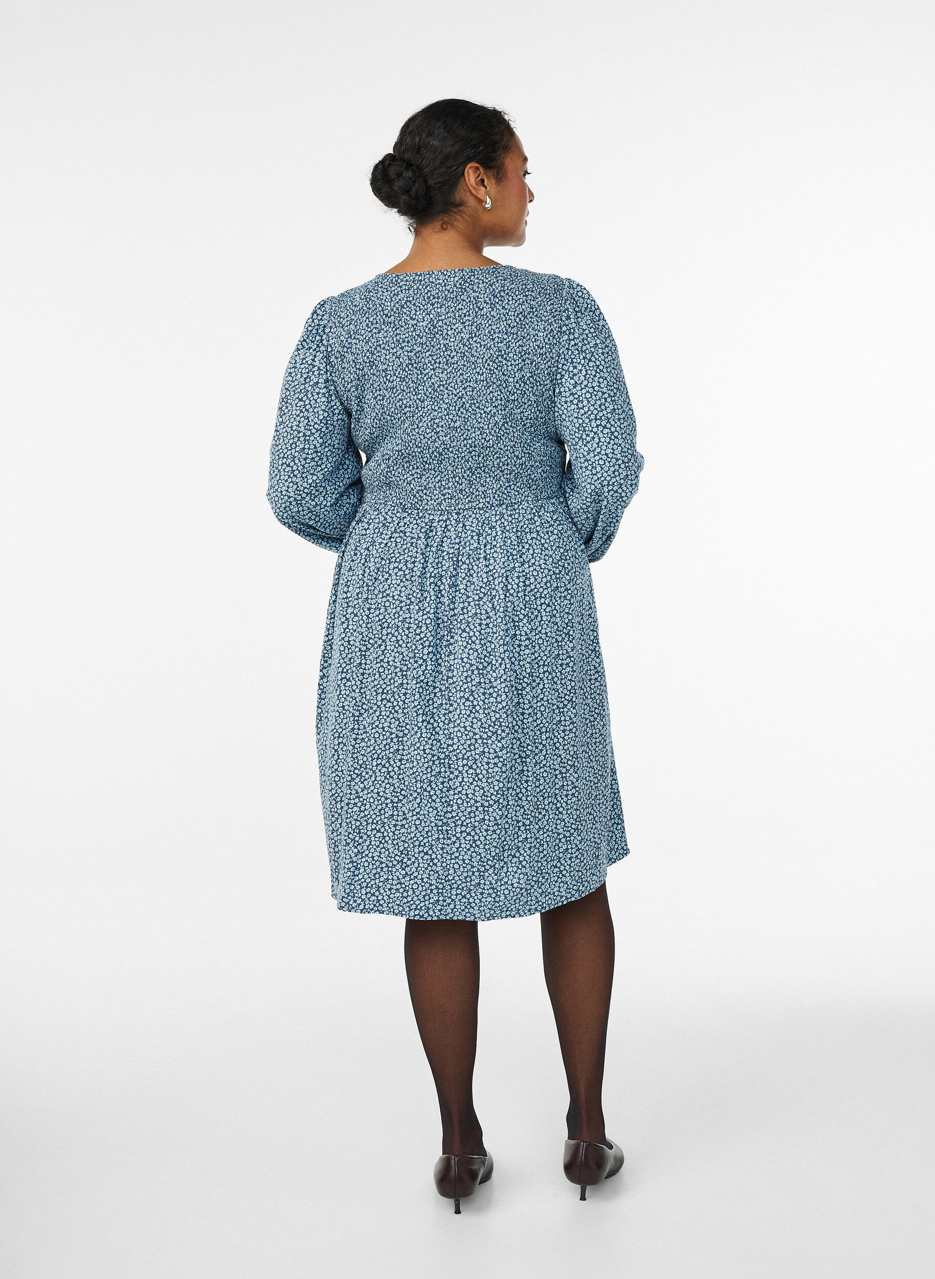 ZizziKjole med smock-overdel og sm&aring;blomstret m&oslash;nster, Bl&aring;, Model image number 2