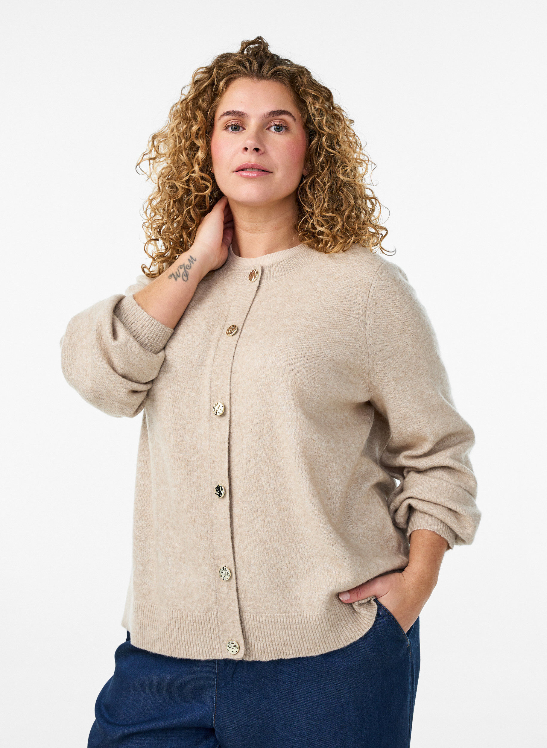 Cardigan i bl&oslash;d strik med guldfarvede knapper, Beige, Model