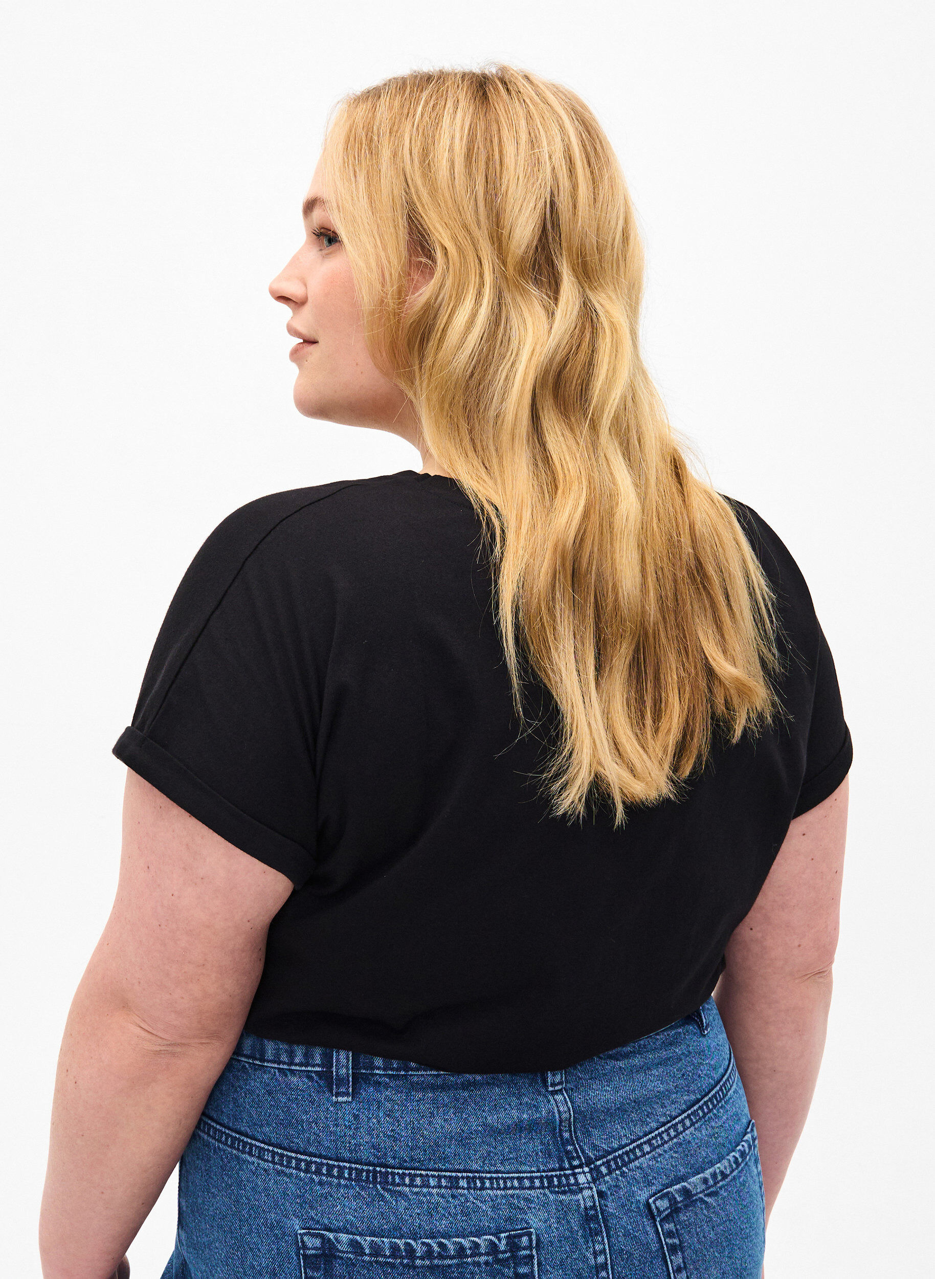 Zizzi T-shirt i &oslash;kologisk bomuld med guldtryk, Black W. Free, Model image number 1