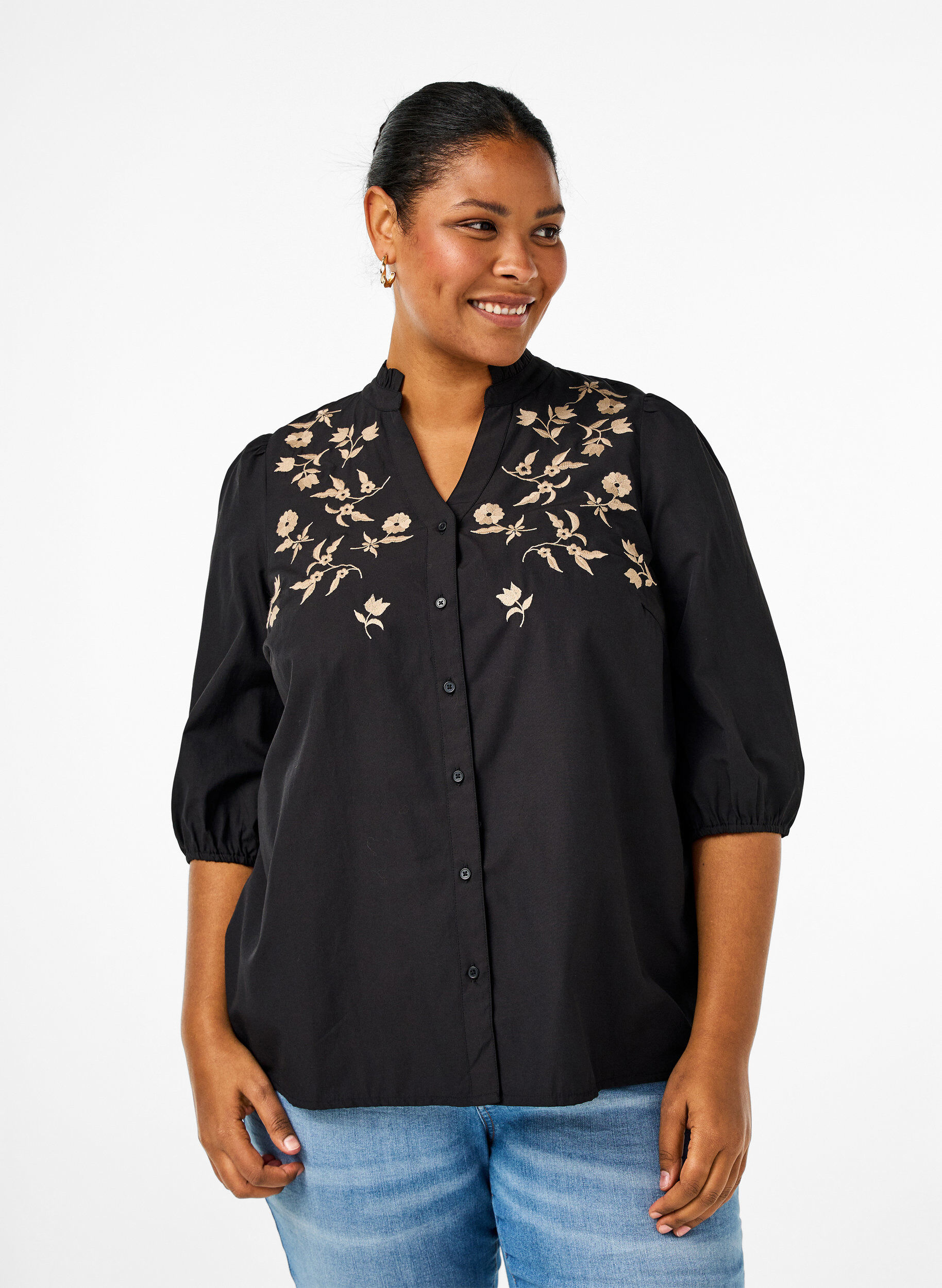 Zizzi Skjortebluse med broderede blomster og 3/4 &aelig;rmer, Black W. Beige Emb. , Model image number 0