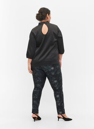 Mønstrede Emily jeans med nitter, Black AOP, Model image number 1