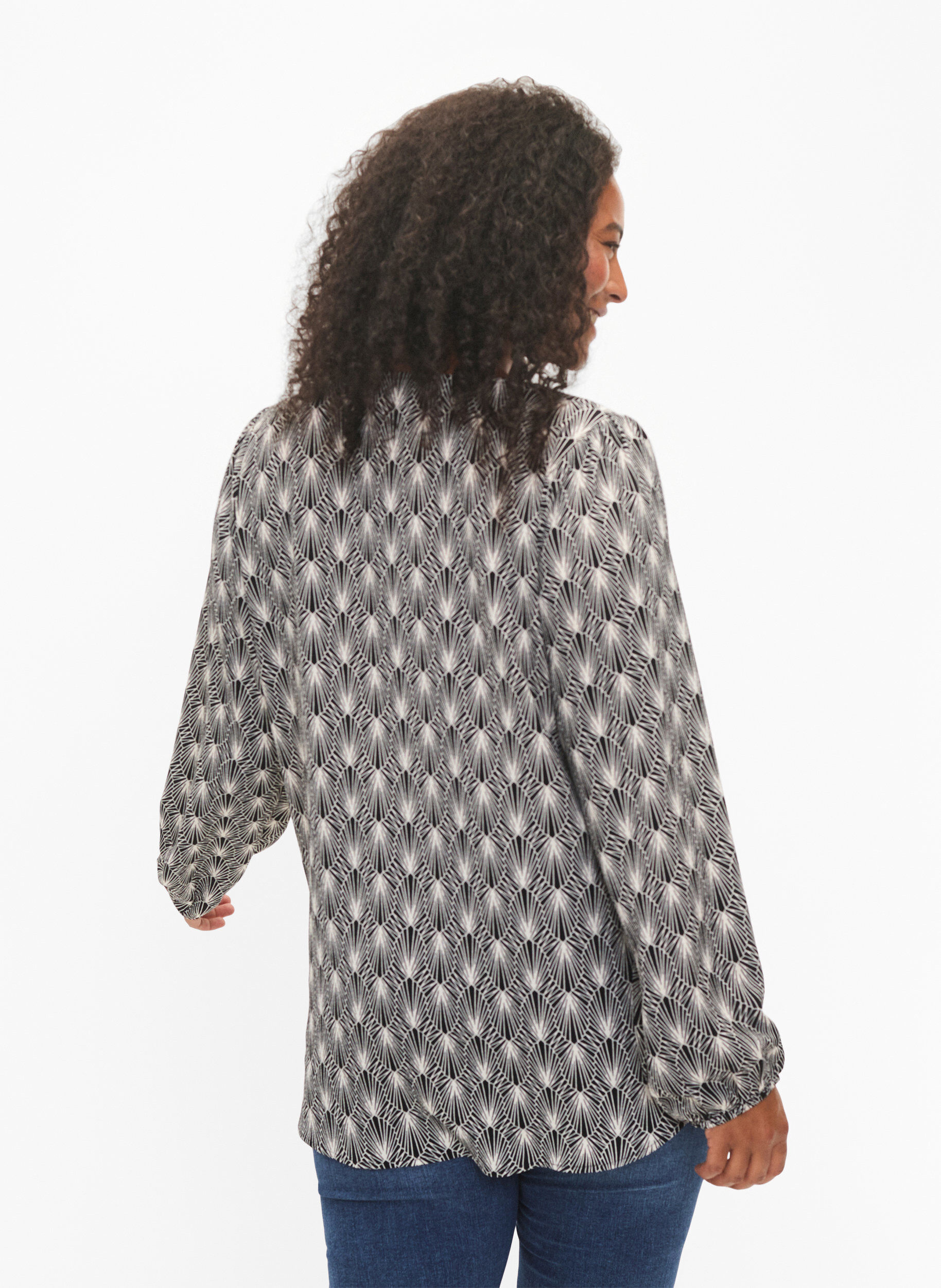 Zizzi Skjortebluse med v-hals og print, Birch Graphic AOP, Model image number 1