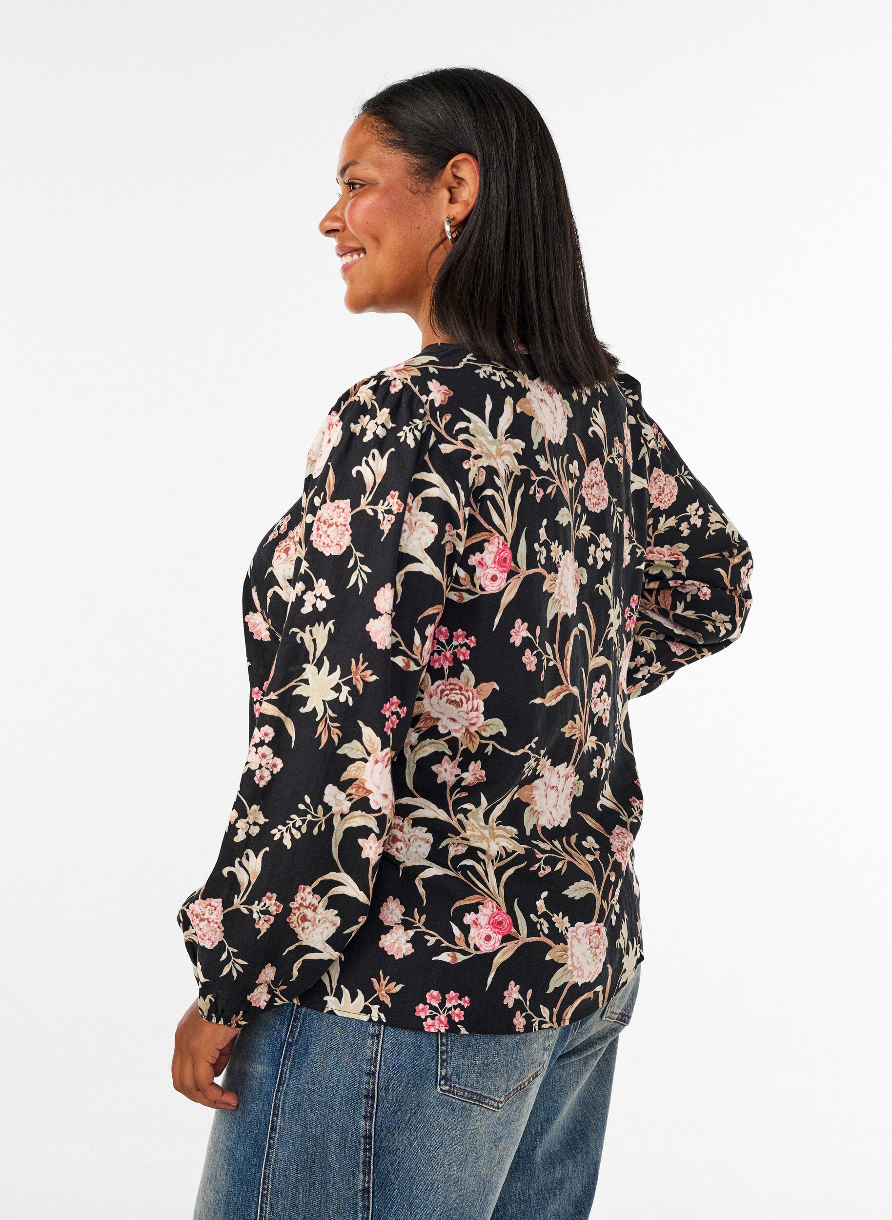 ZizziBlomstret bluse i h&oslash;r og viskose med lange &aelig;rmer, Sort, Model image number 2