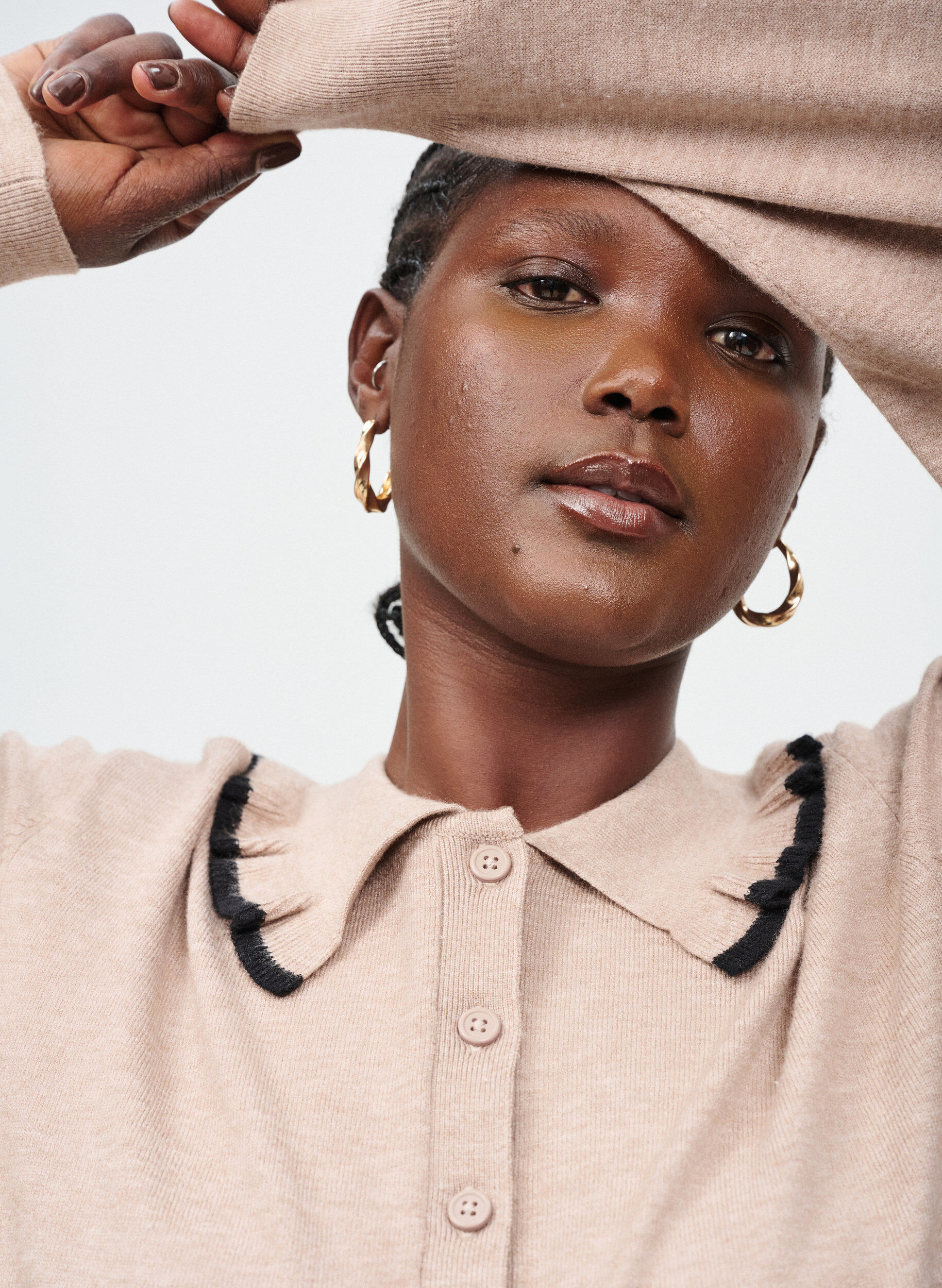 Zizzi Strikbluse med fl&aelig;sedekoreret polokrave, Beige, Image image number 0