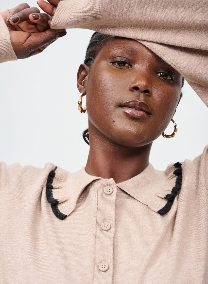 Strikbluse med flæsedekoreret polokrave, Beige, Image