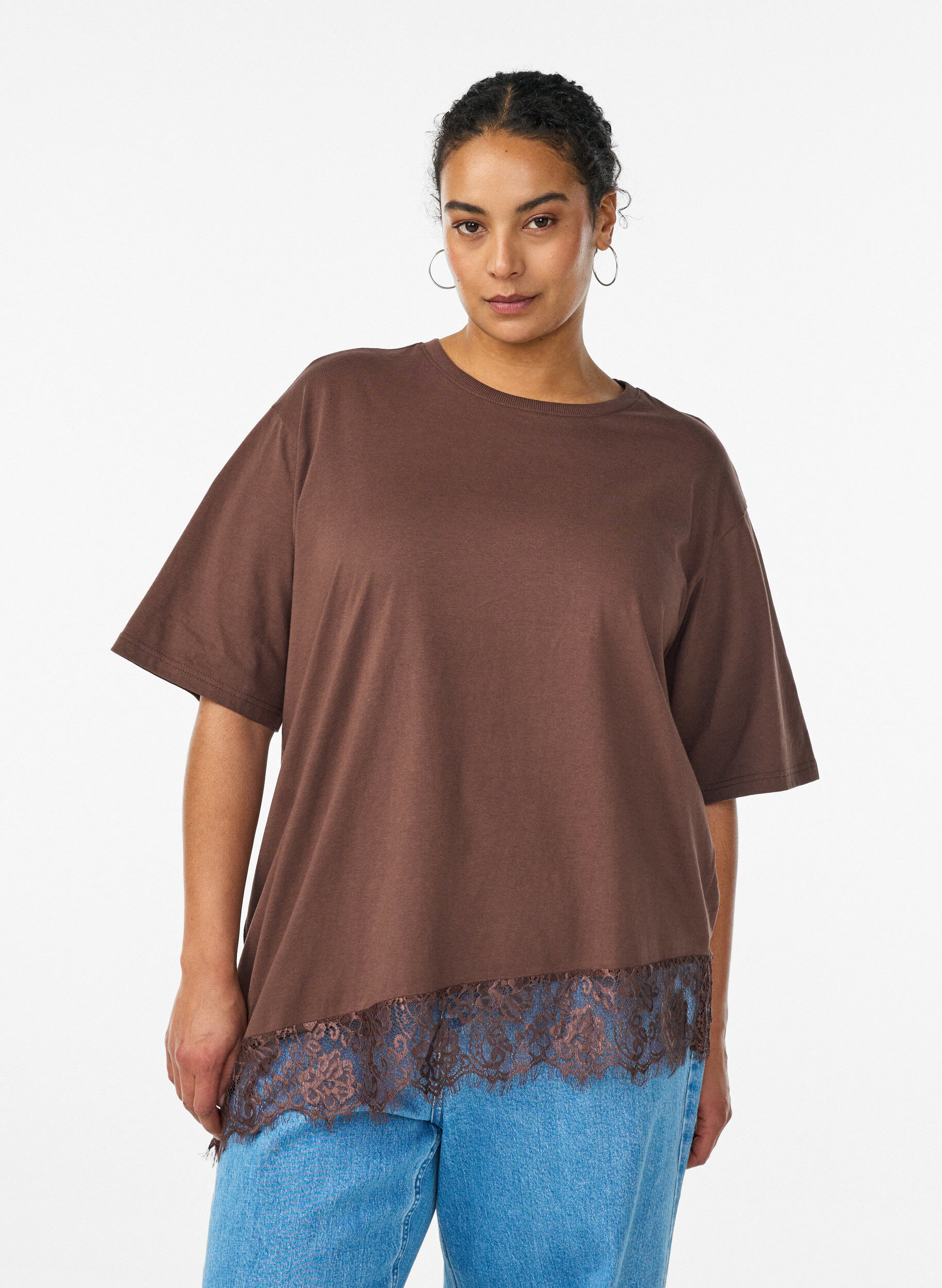 T-shirt med asymmetrisk blondekant, Brun, Model