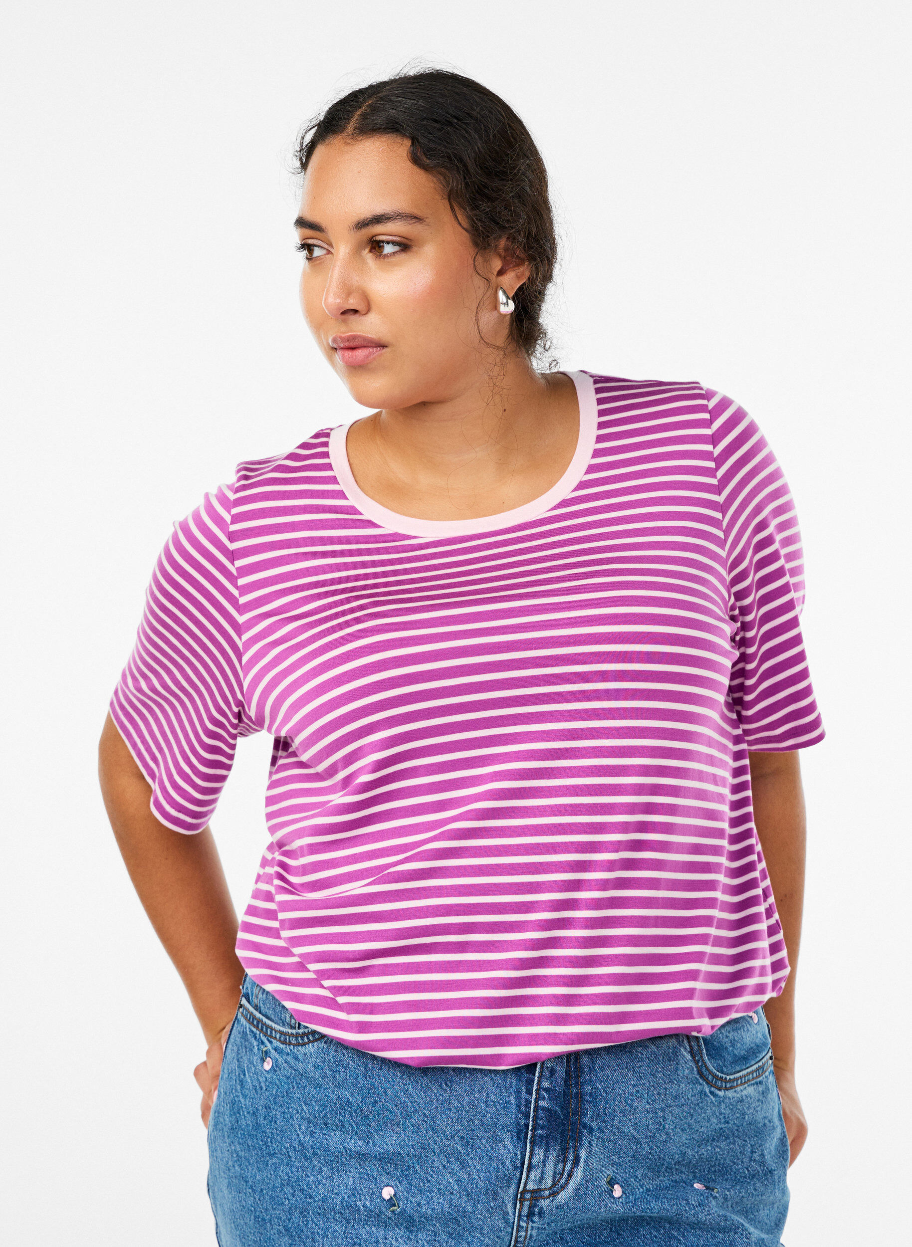 T-shirt med TENCEL&trade; Lyocell og striber, Lilla, Model