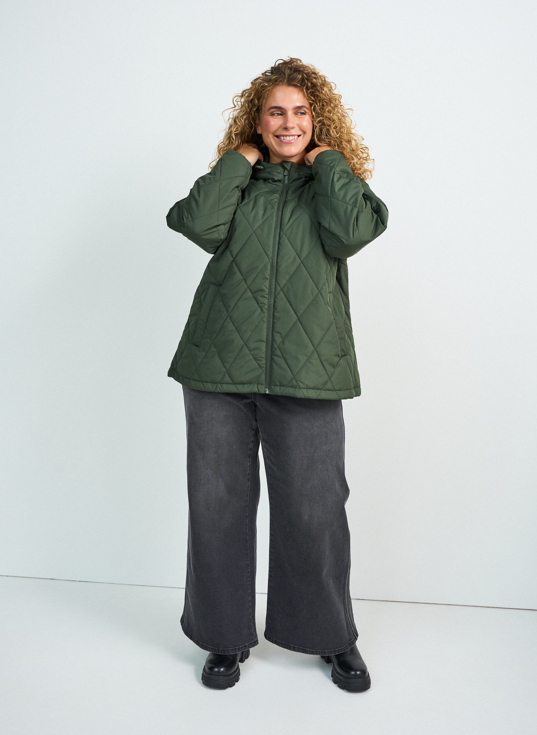 ZizziLet vatteret jakke med diamantquilt, Gr&oslash;n, Model image number 1