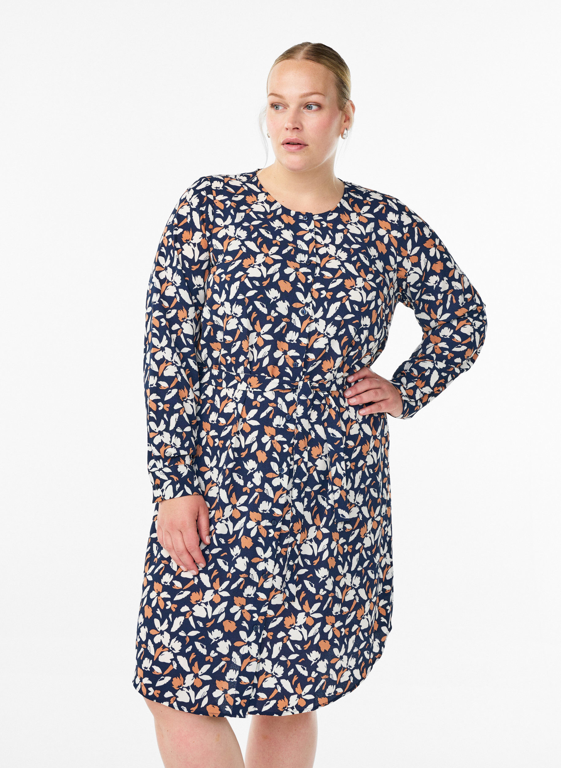 Lang&aelig;rmet skjortekjole med bindeb&aring;nd, Bl&aring;, Model