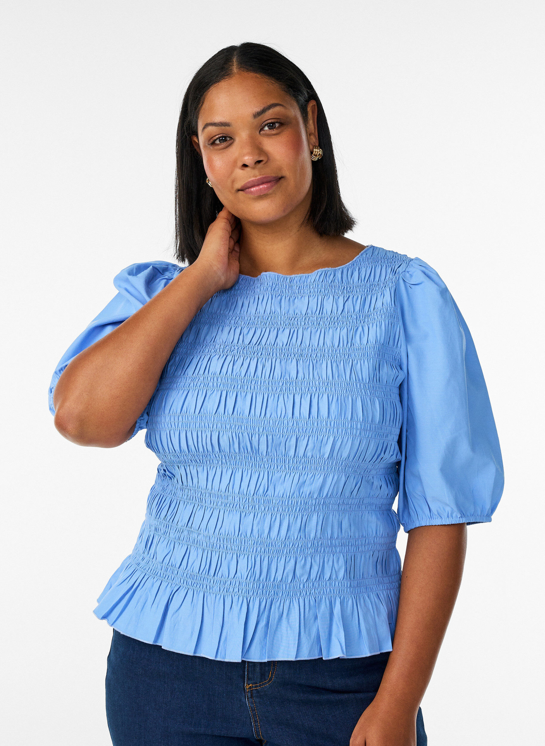 Smockbluse med fl&aelig;sekant og b&aring;dhals, Bl&aring;, Model