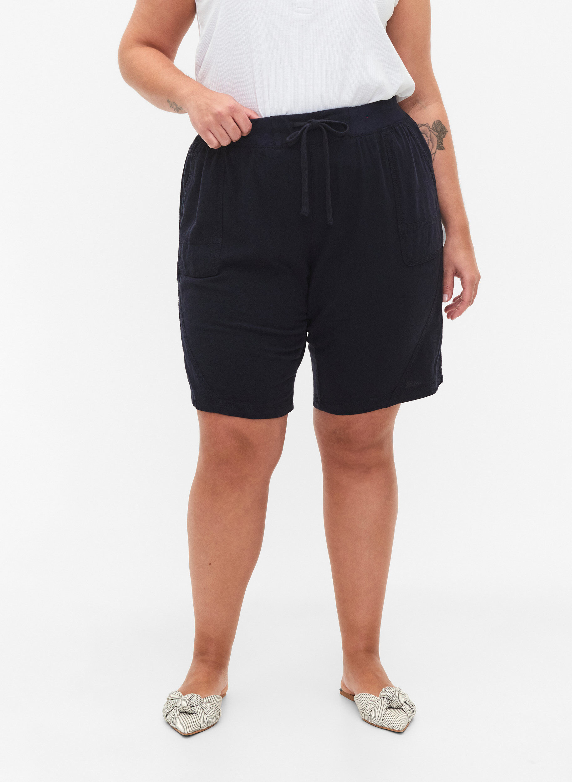 Zizzi L&oslash;se shorts i bomuld med lommer, Bl&aring;, Model image number 4