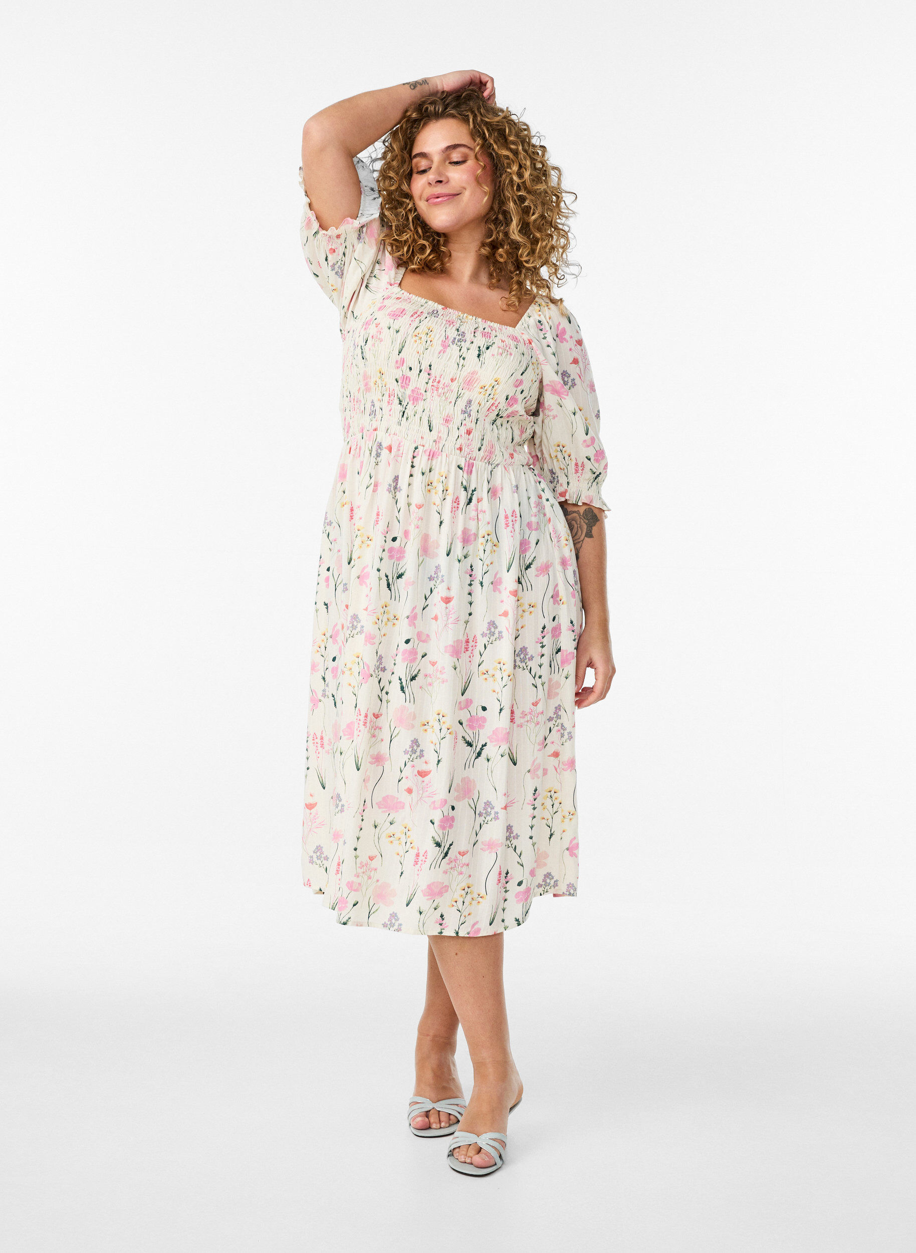 Blomstret sommerkjole i viskose, Vanilla, Model