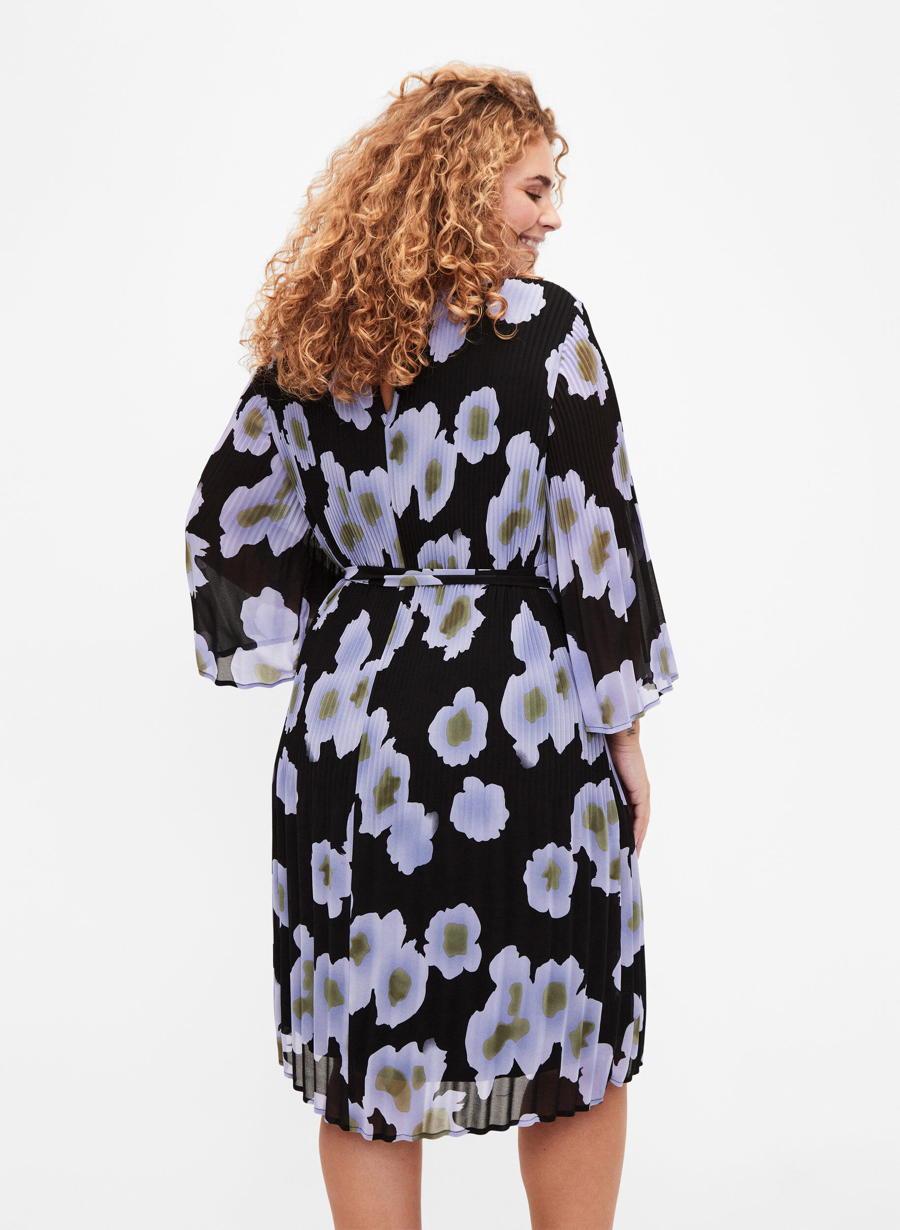 Zizzi Printet pliss&eacute;kjole med bindeb&aring;nd, Black w. Floral, Model image number 1