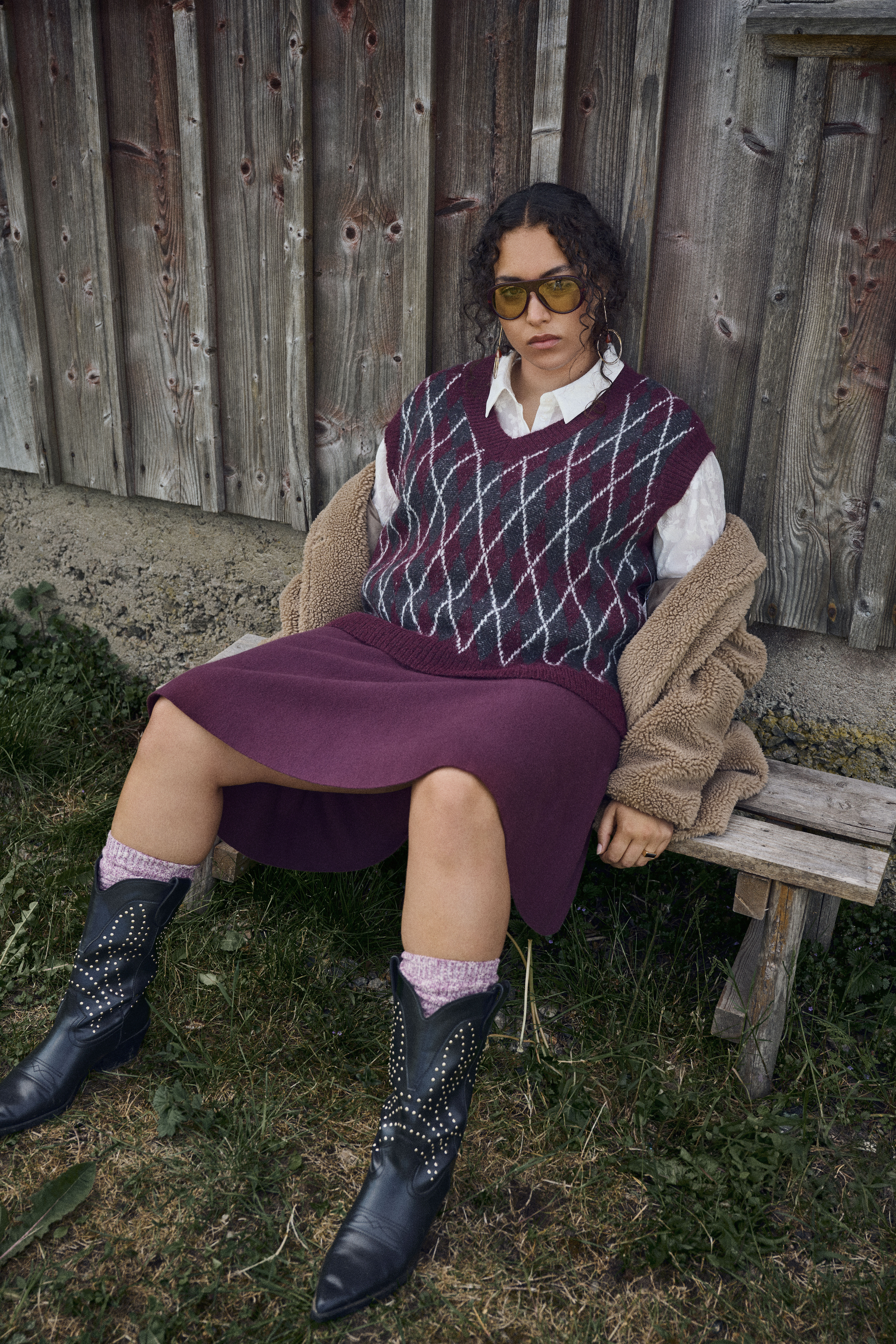 Ternet vest og nederdel, , Model