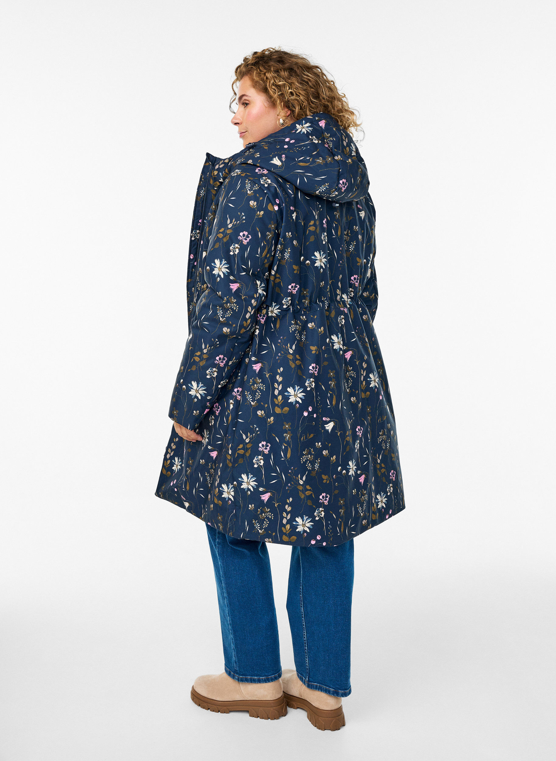 ZizziVatteret vinterjakke med blomsterprint, Bl&aring;, Model image number 2