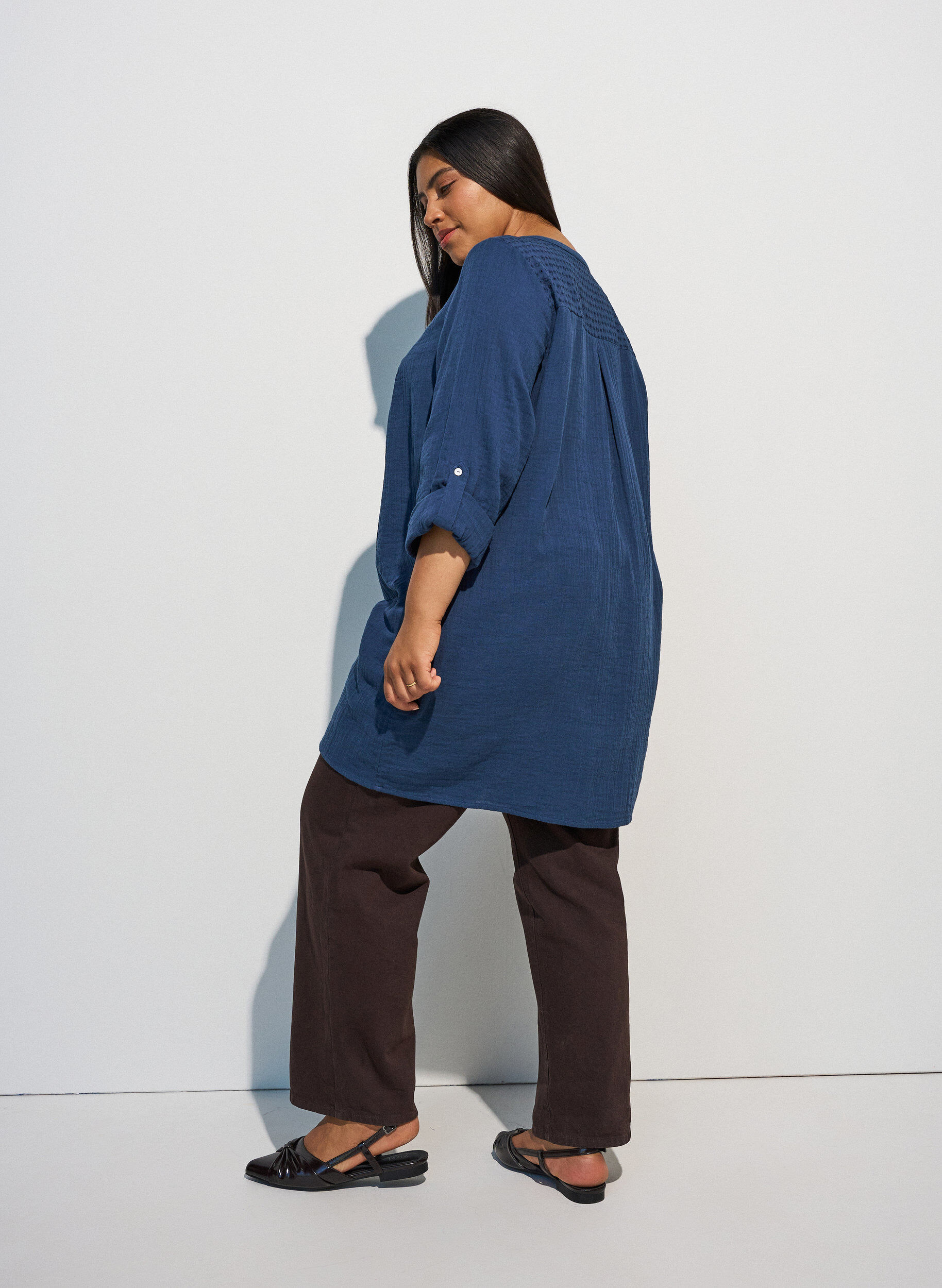 ZizziTunika i bomuldsmusselin med broderi anglaise, Bl&aring;, Model image number 2
