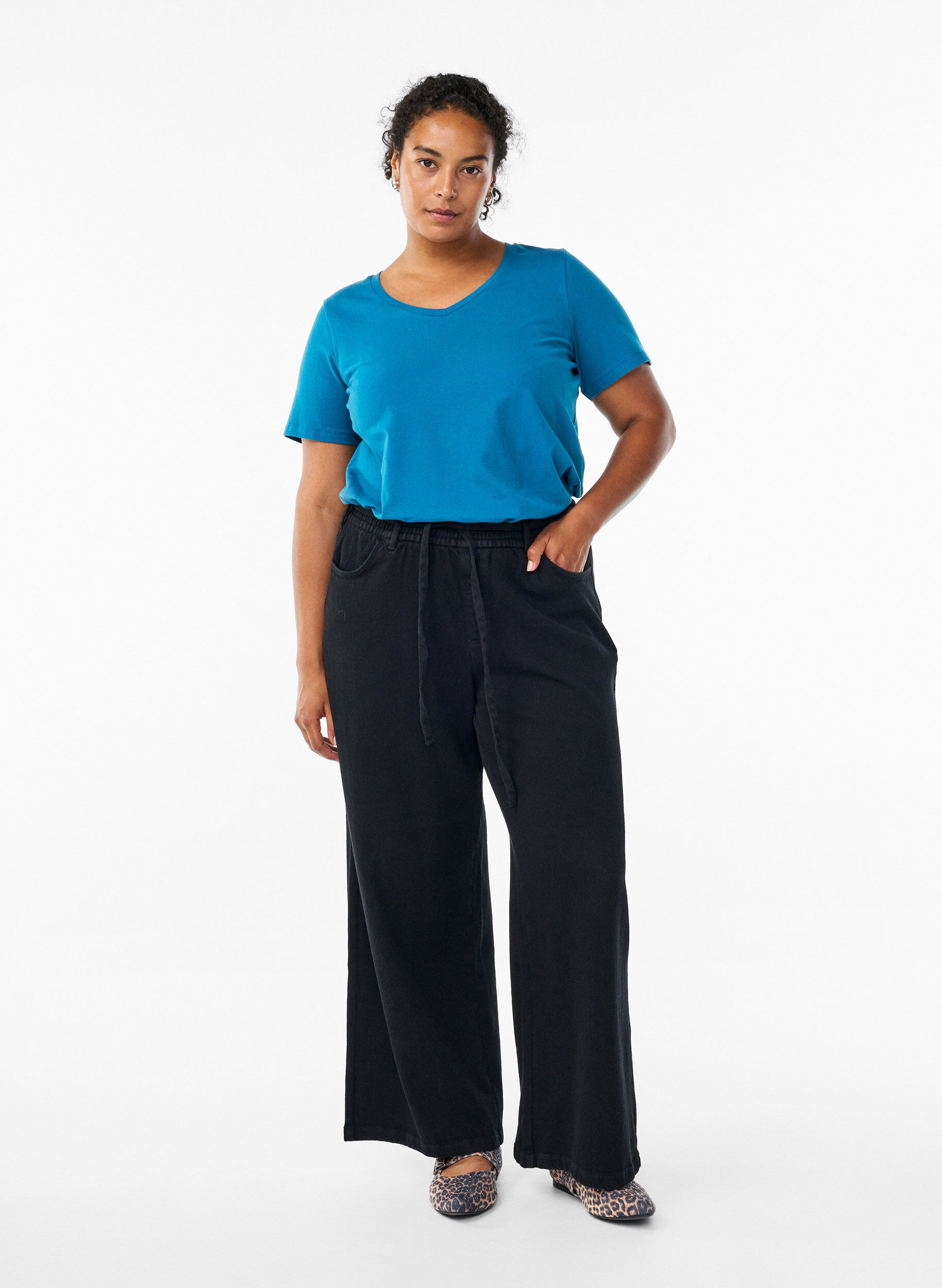 Zizzi Ensfarvet basis t-shirt i bomuld, Bl&aring;, Model image number 1