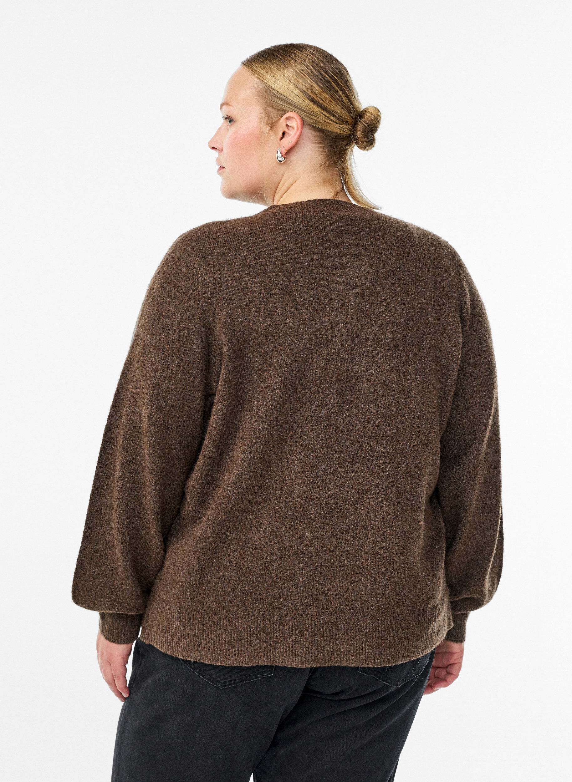 Zizzi Cardigan i bl&oslash;d strik med guldfarvede knapper, Brun, Model image number 2