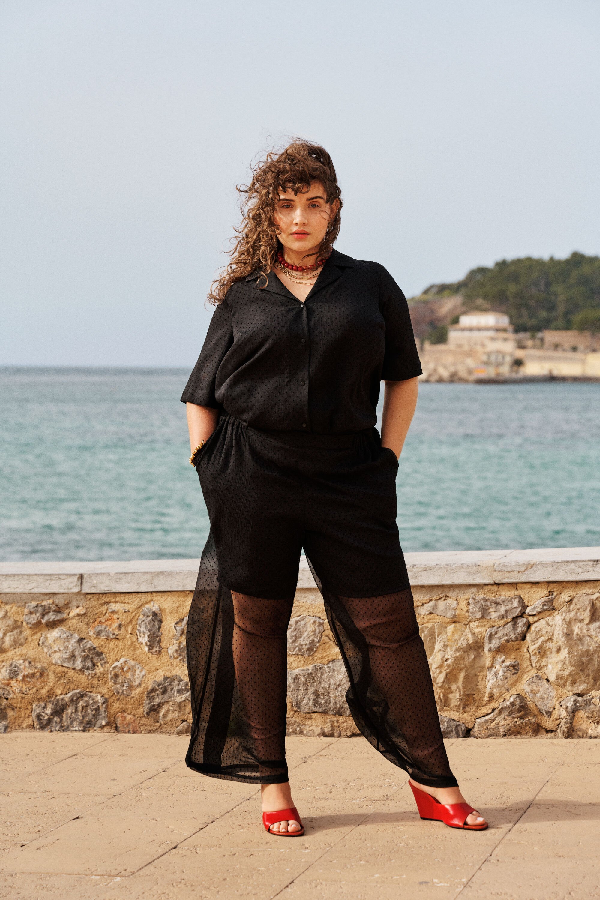 ZizziElegant sort med r&oslash;de accenter, , Model