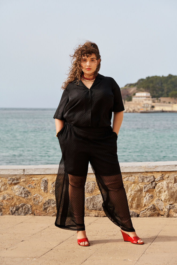 Elegant sort med r&oslash;de accenter, , Model