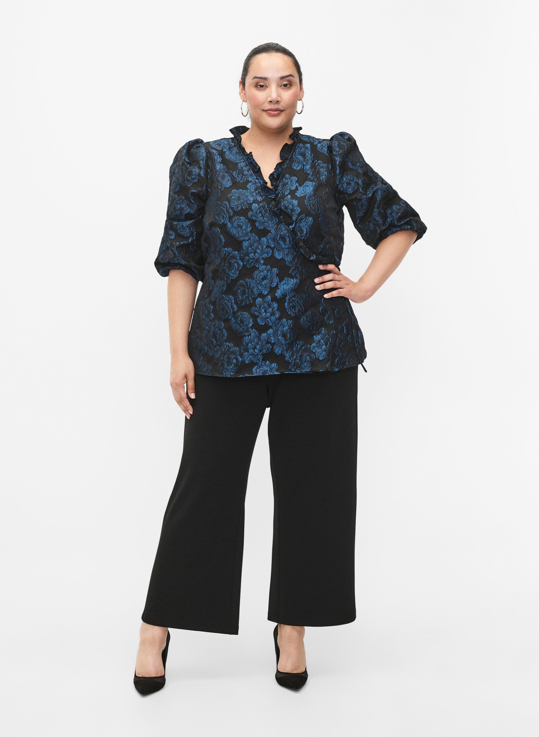 Zizzi Wrapbluse i jacquard med 3/4 &aelig;rmer, Black Blue, Model image number 2