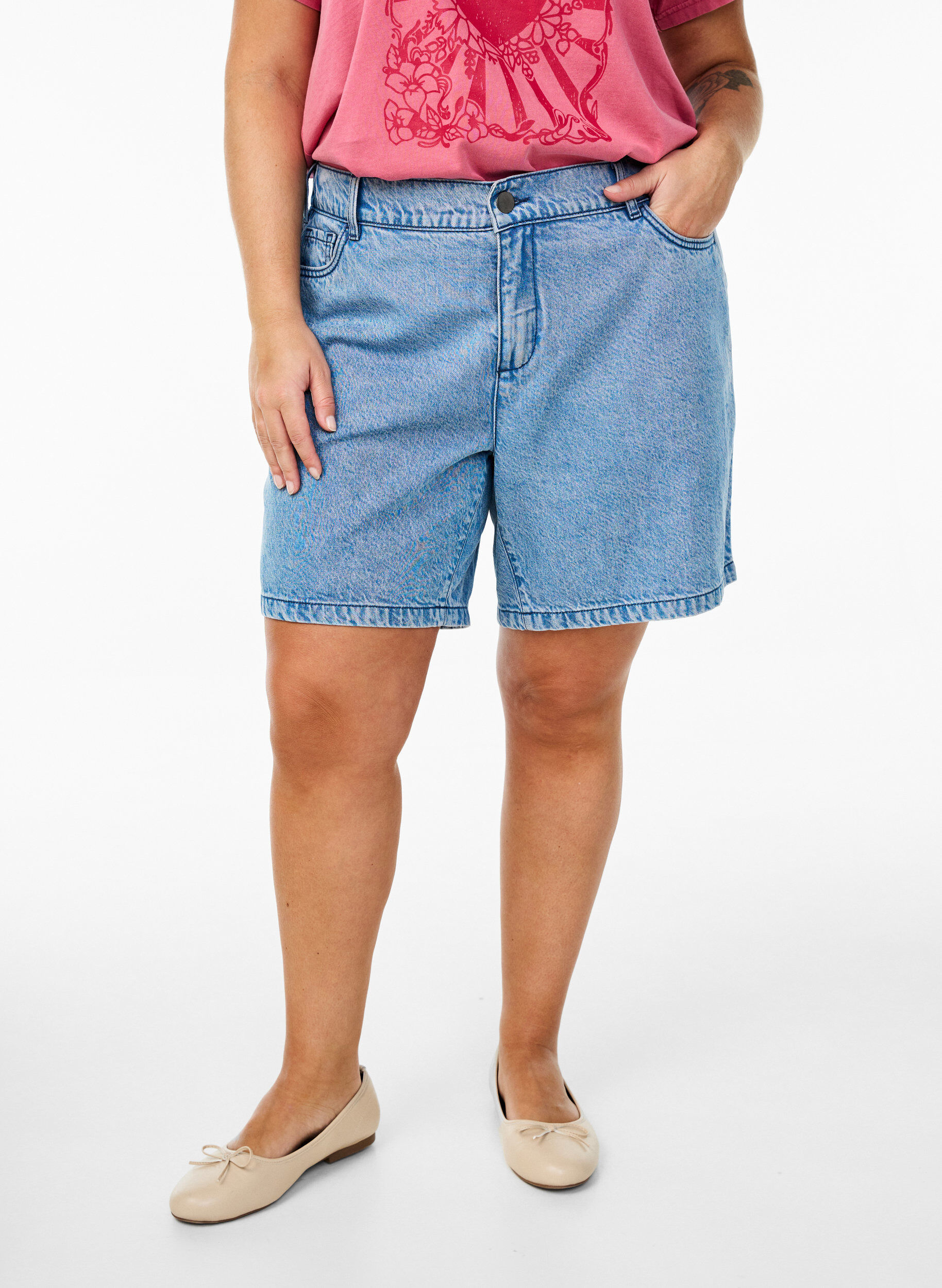 Zizzi L&oslash;se denimshorts med h&oslash;j talje, Bl&aring;, Model image number 3