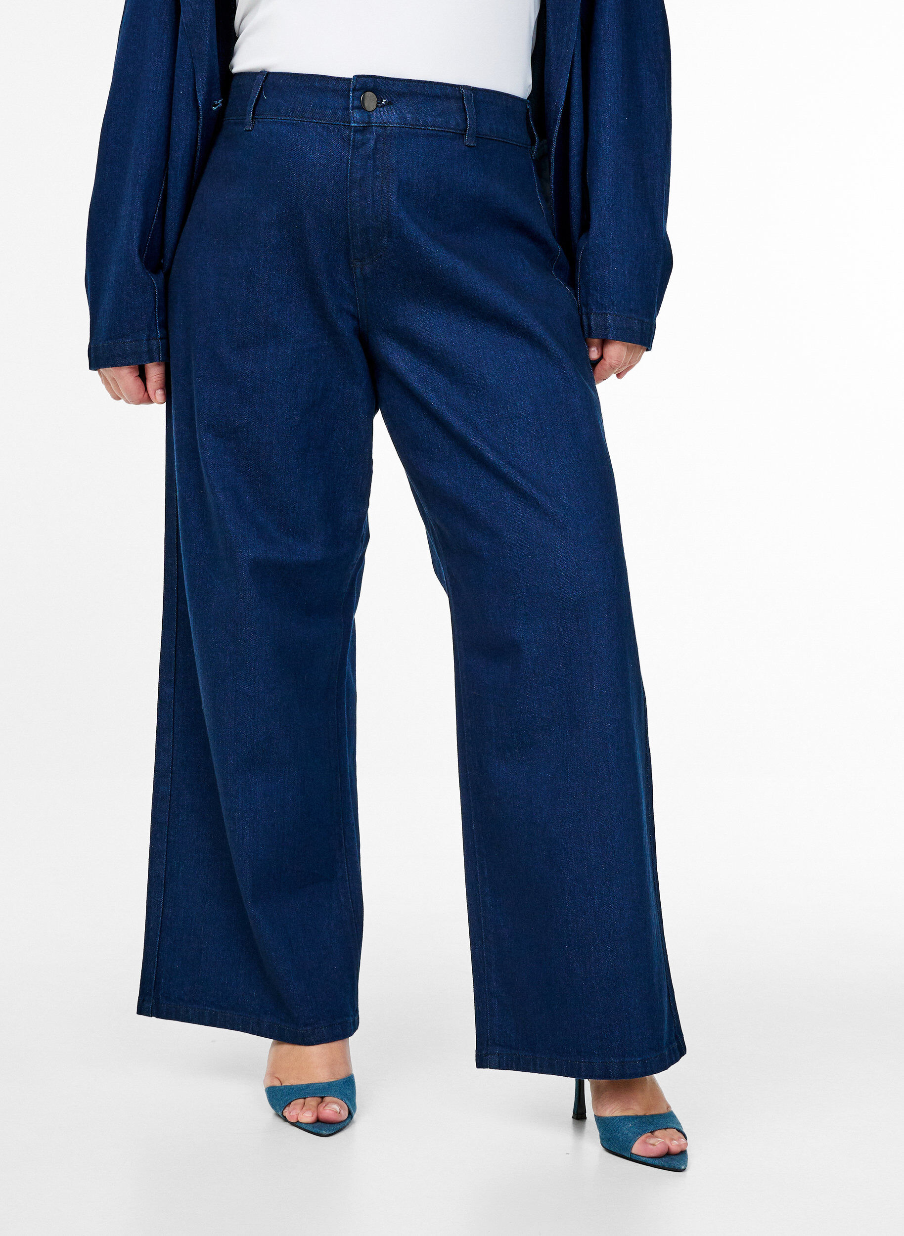 Zizzi H&oslash;jtaljede jeans med vidde, Bl&aring;, Model image number 2