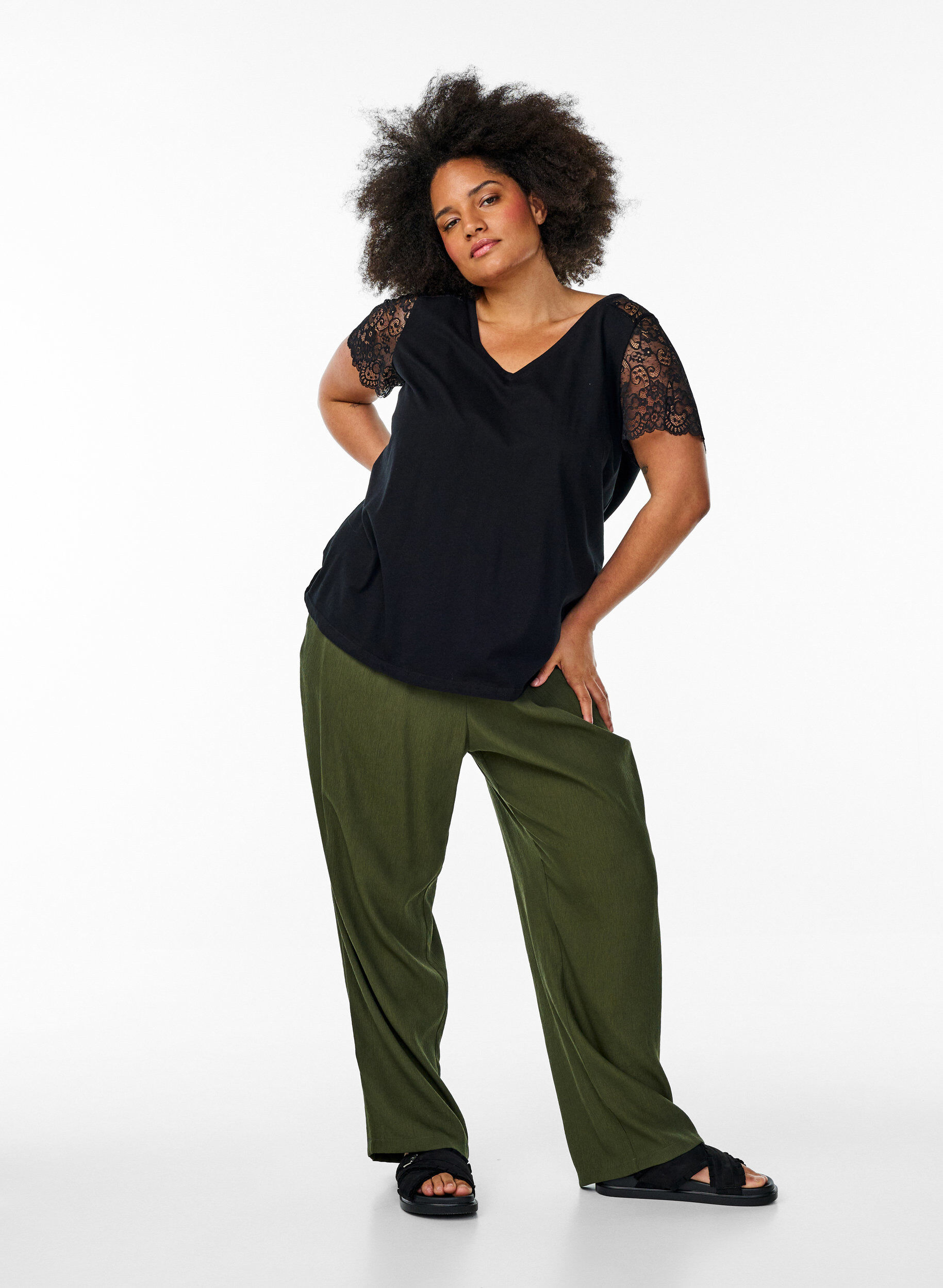 Zizzi Bomulds t-shirt med korte blonde&aelig;rmer, Sort, Model image number 1