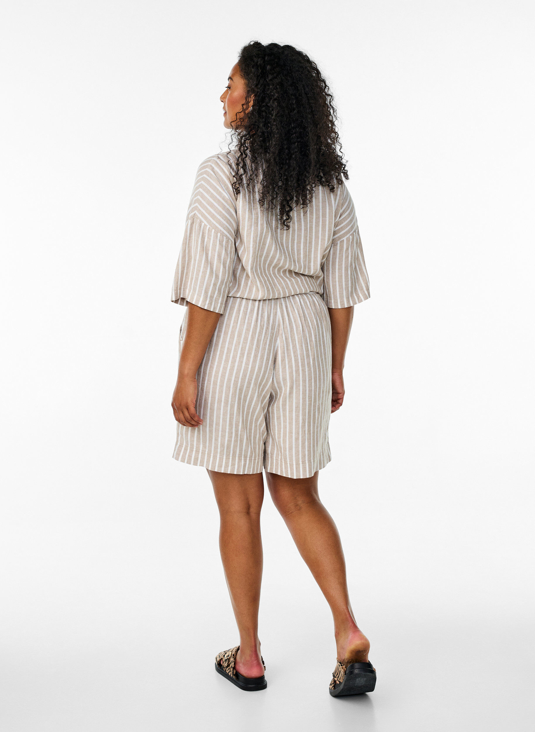 Zizzi Stribede shorts i h&oslash;r og viskose, Beige, Model image number 2