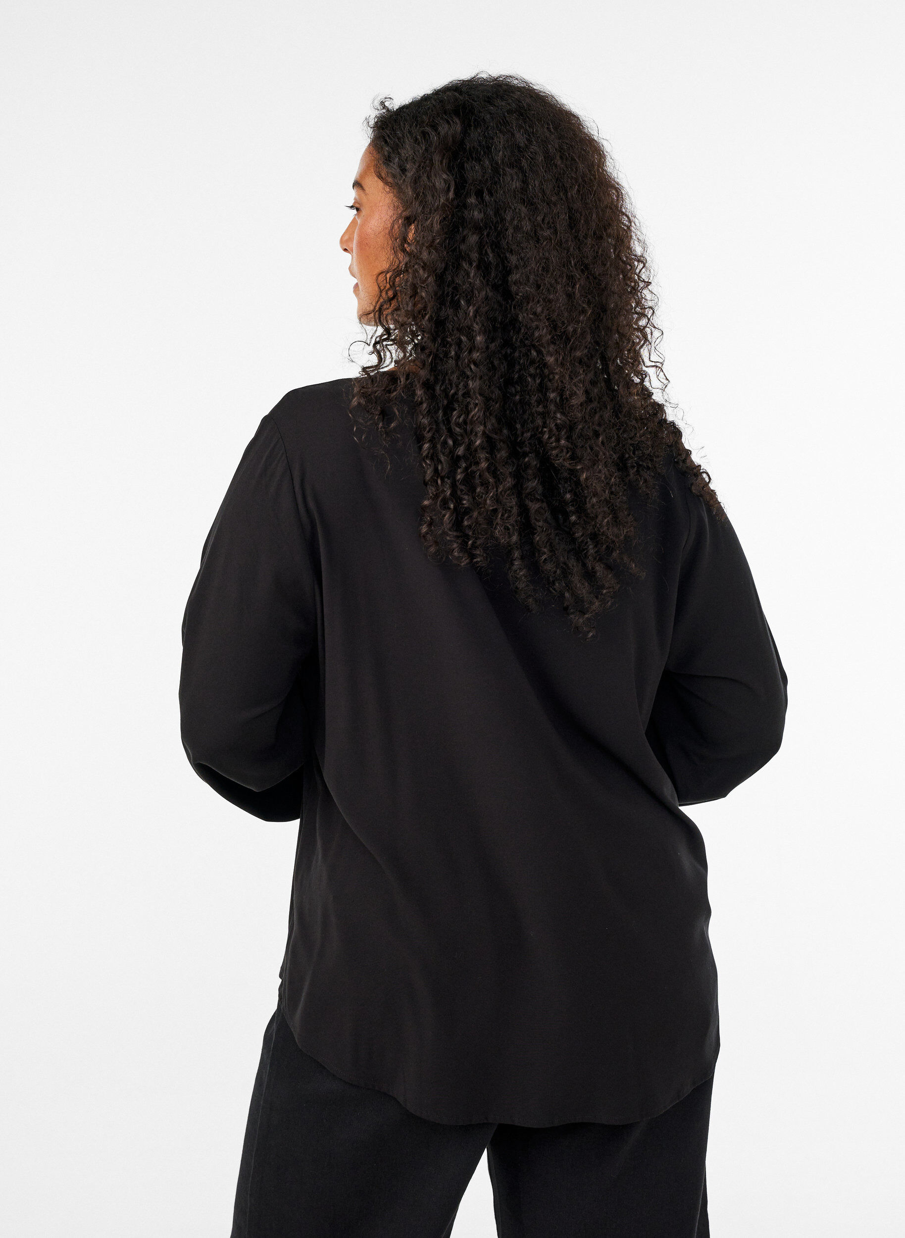 ZizziViskosebluse med V-hals og lange &aelig;rmer, Sort, Model image number 2