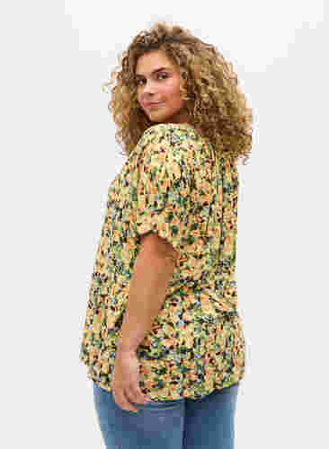Kortærmet bluse i viskose, Yellow  Summer AOP, Model image number 1