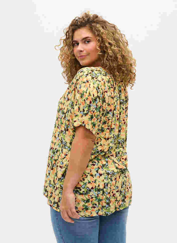 Kortærmet bluse i viskose, Yellow  Summer AOP, Model image number 1