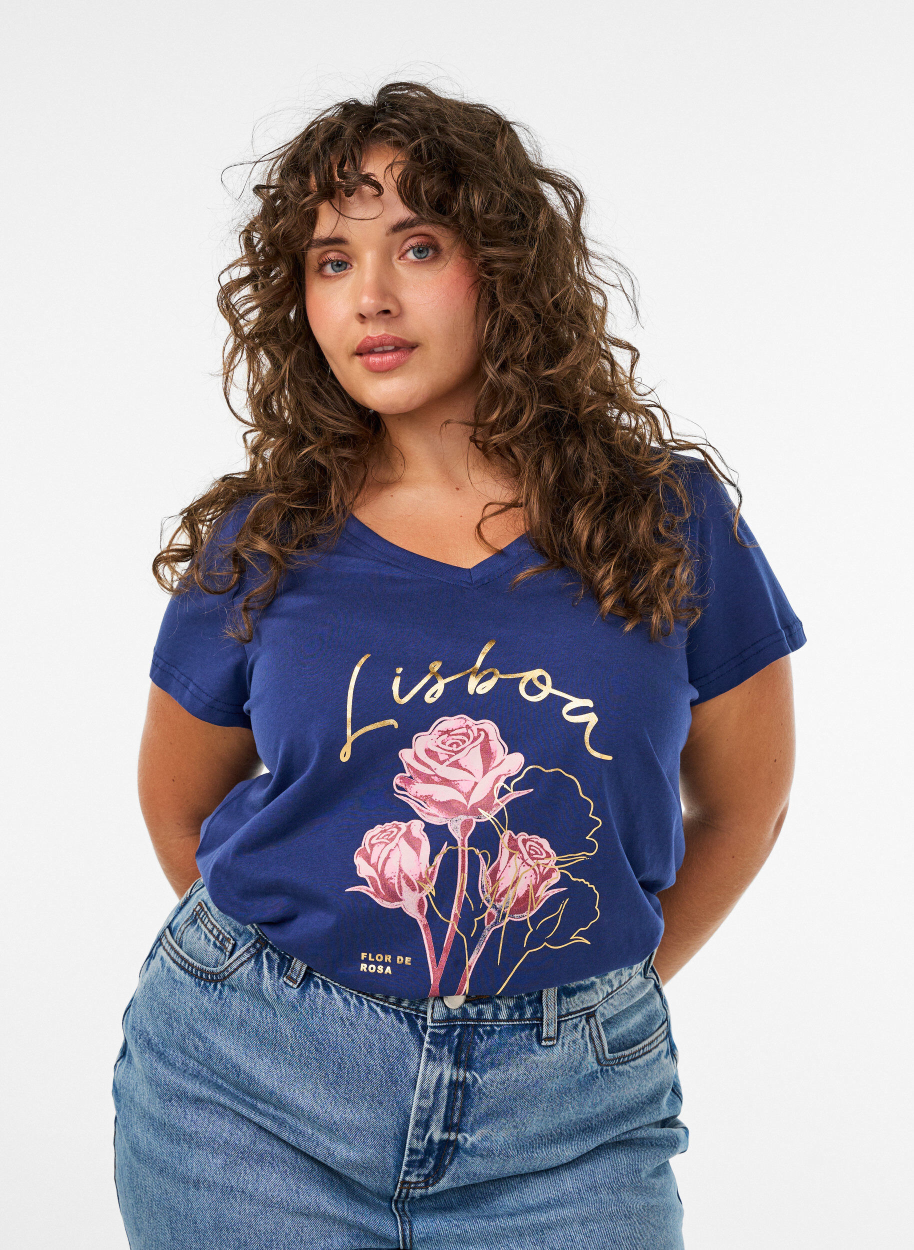 T-shirt i bomuld med frontprint og V-hals, Bl&aring;, Model