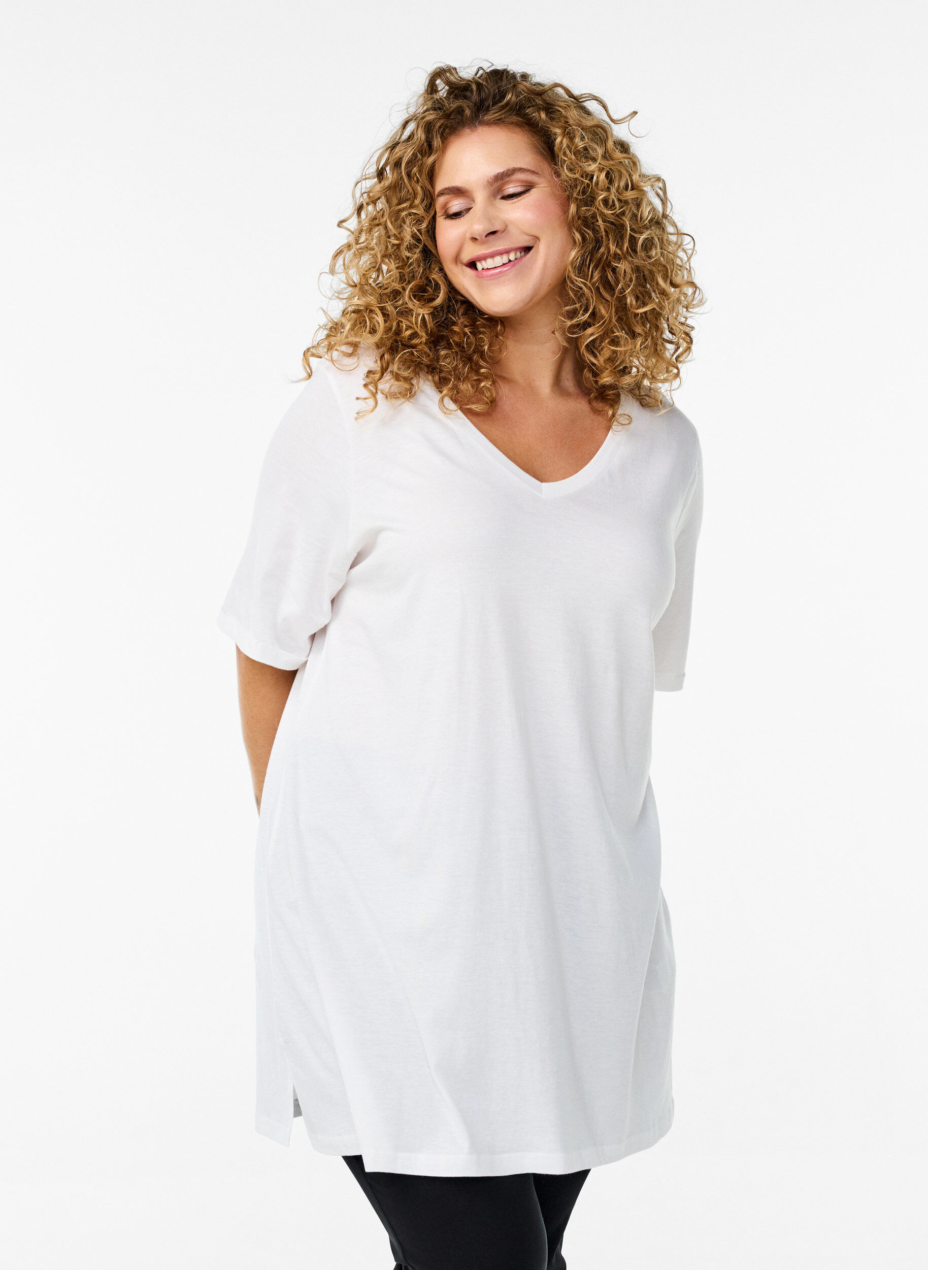 Ensfarvet oversize t-shirt med v-hals, Hvid, Model