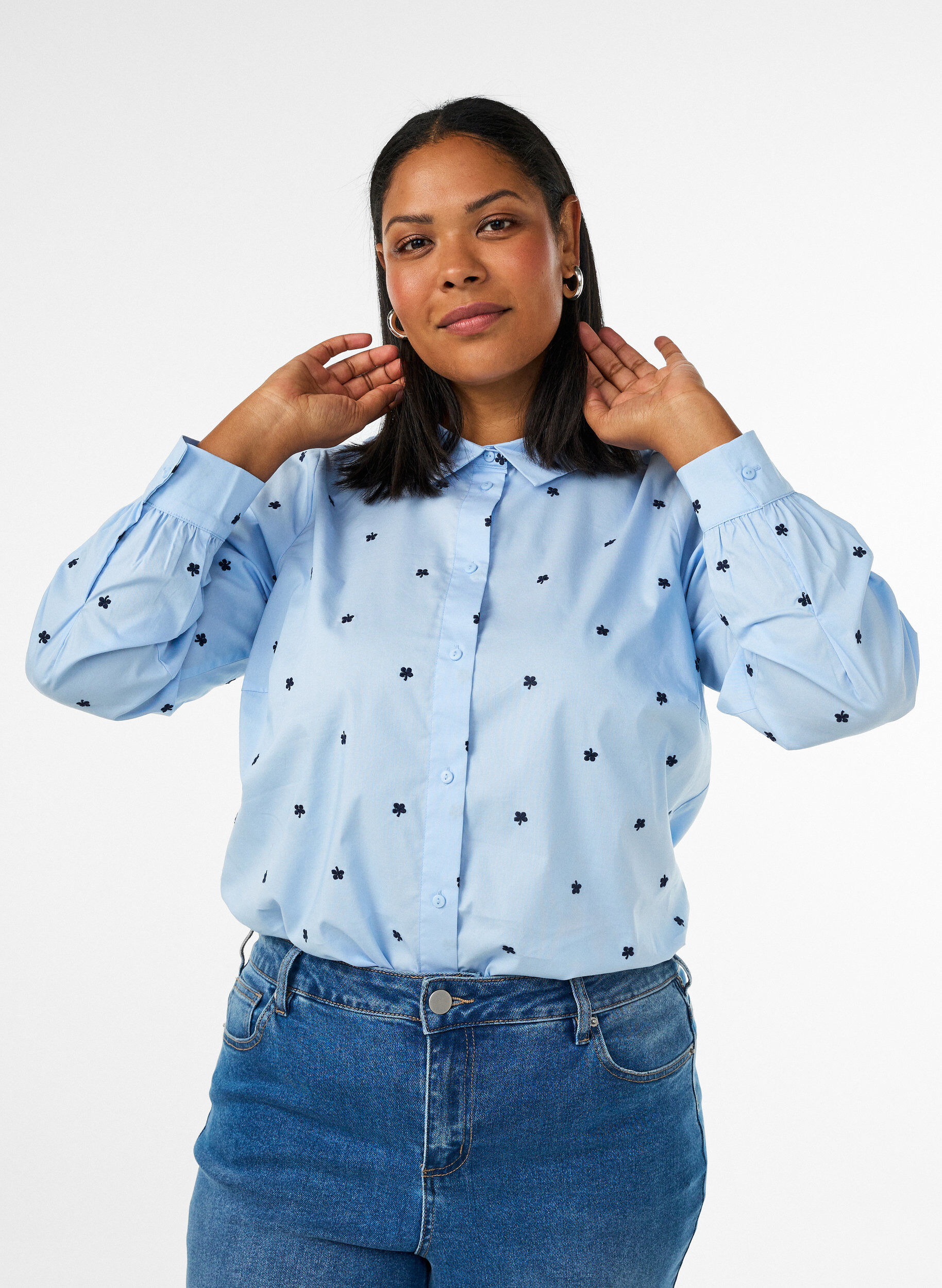 Skjorte med broderede blomster, Bl&aring;, Model