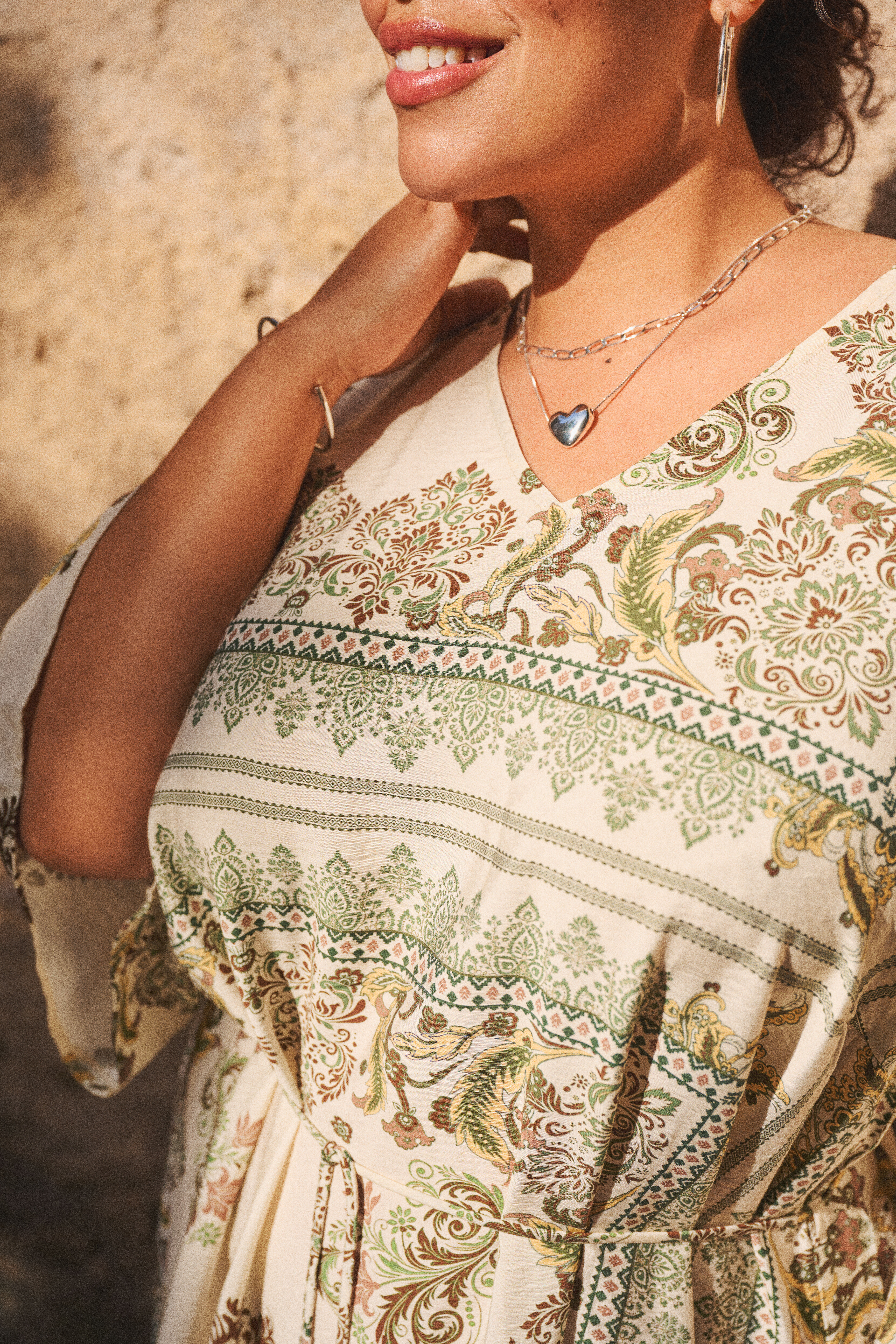 Zizzi M&oslash;nstret kjole i gr&oslash;nne toner, , Model