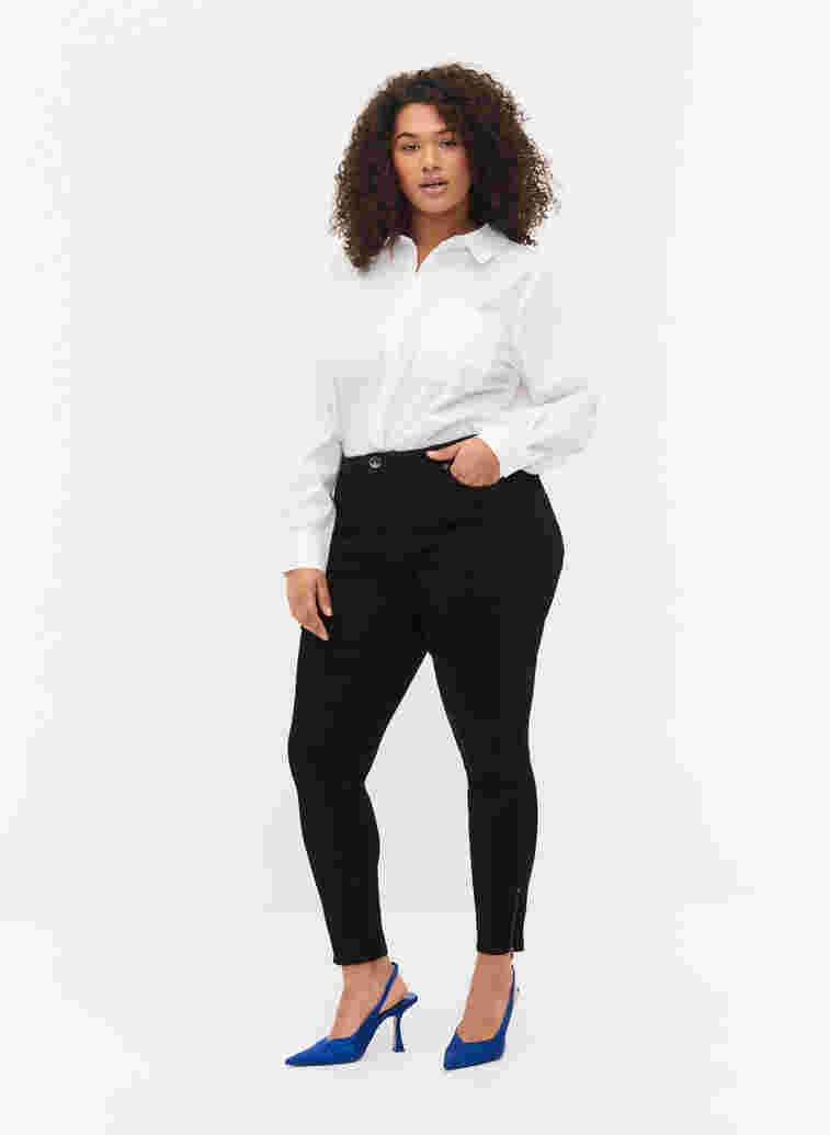 Cropped Amy jeans med lynlås, Black denim, Model