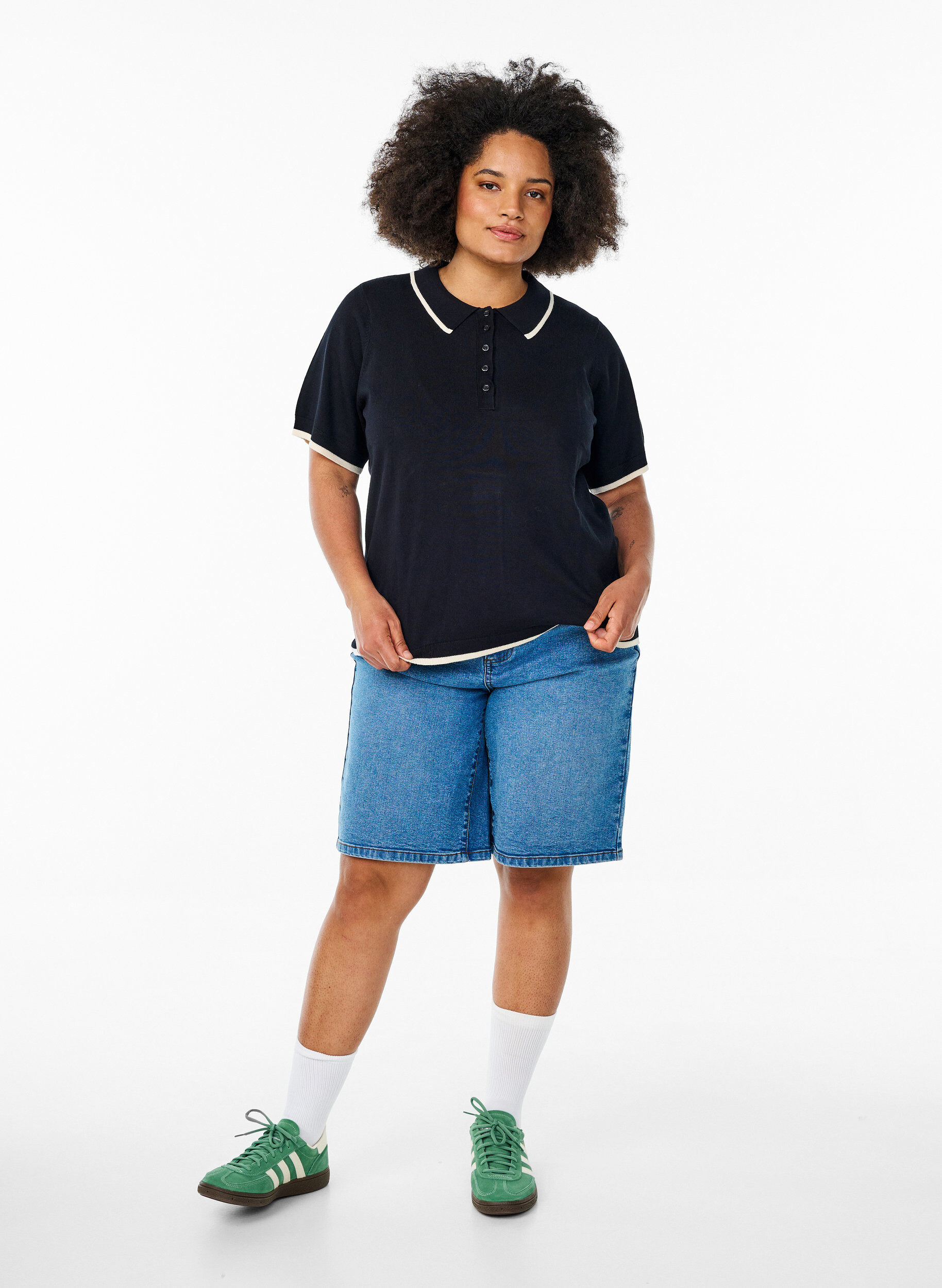 Zizzi Finstrikket poloshirt med kontrastkant, Sort, Model image number 1