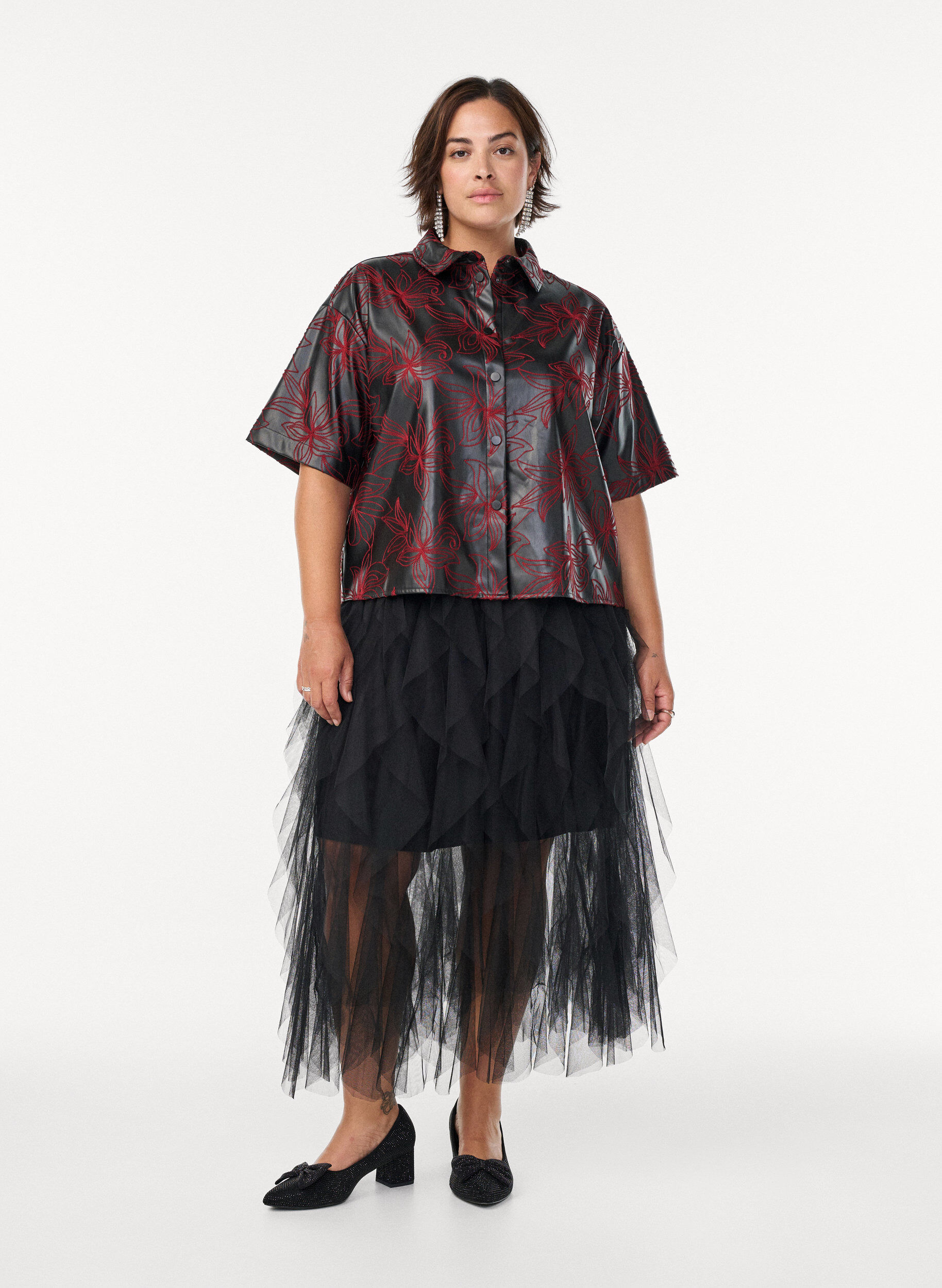 Zizzi Kort skjorte i imiteret l&aelig;der med kontrastbroderi, Sort, Model image number 1