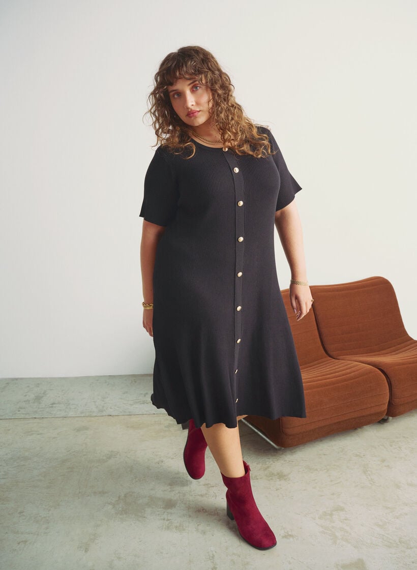 Ribstrikket kjole med dekorative knapper og korte ærmer, Sort, Image