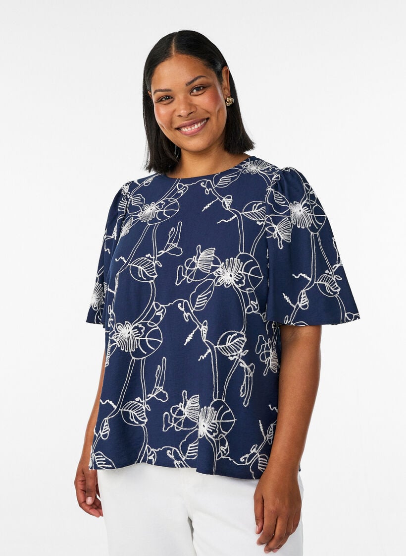 Kort&aelig;rmet bluse med broderet m&oslash;nster, Bl&aring;, Model image number 0