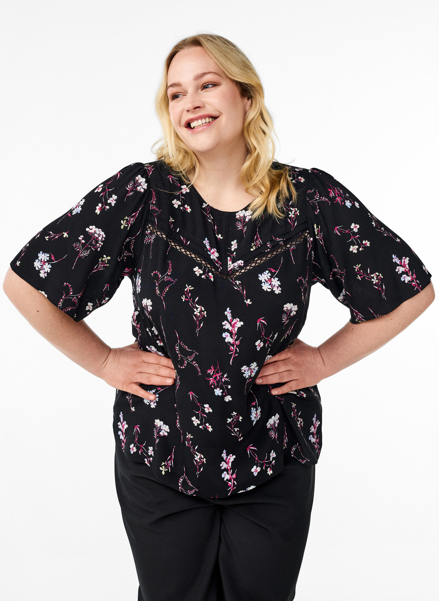Blomstret bluse med korte &aelig;rmer, Sort, Model