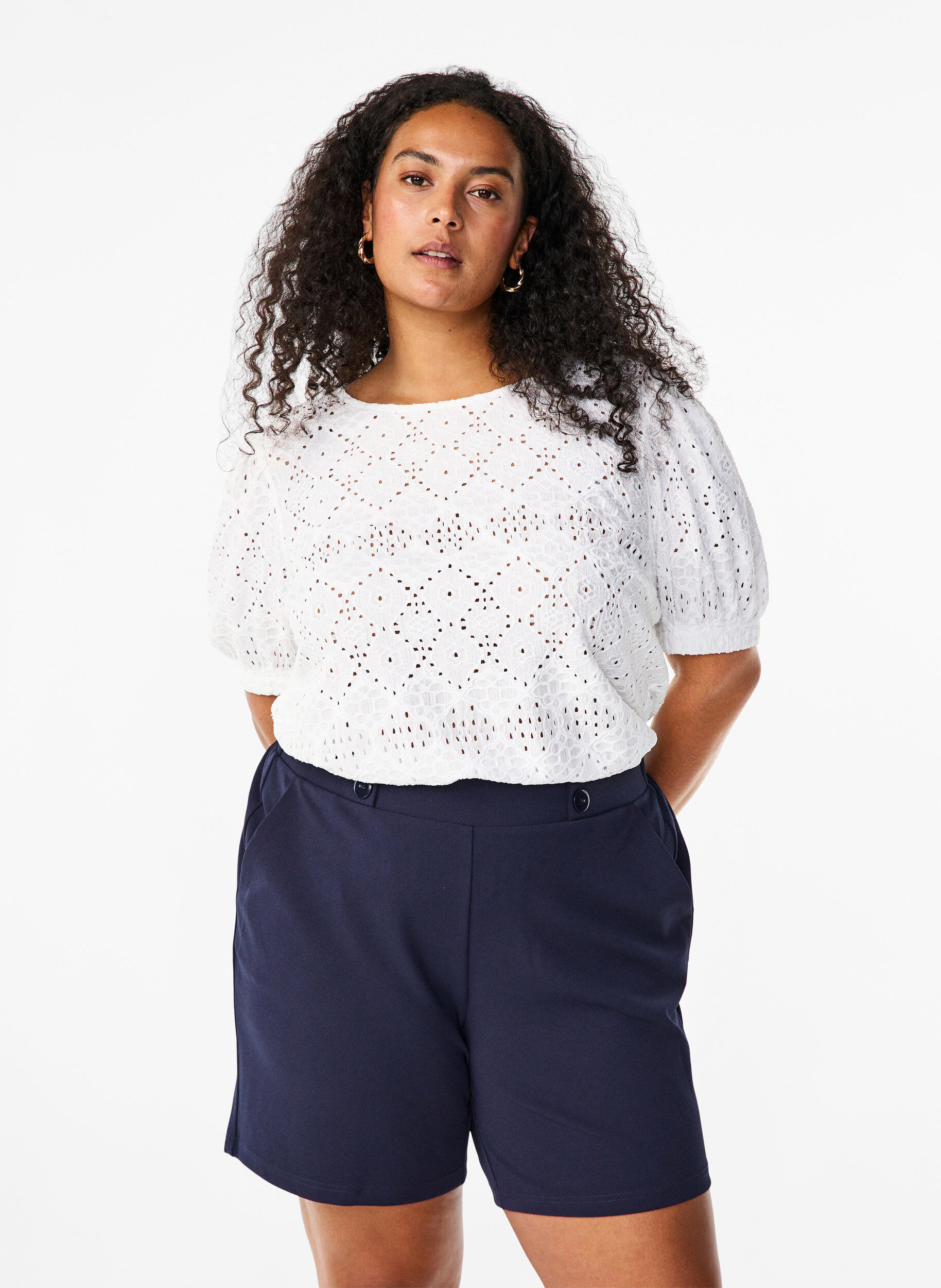 Zizzi Kort&aelig;rmet bluse med hulm&oslash;nster, Bright White, Model image number 0