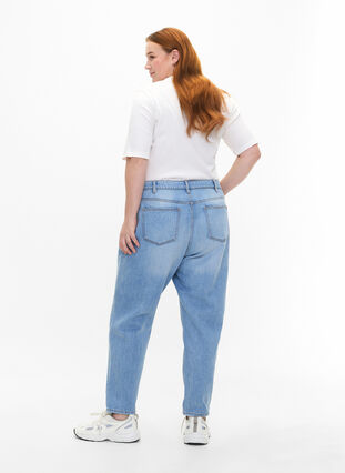 Mille mom fit jeans med sliddetaljer, Light Blue, Model image number 1