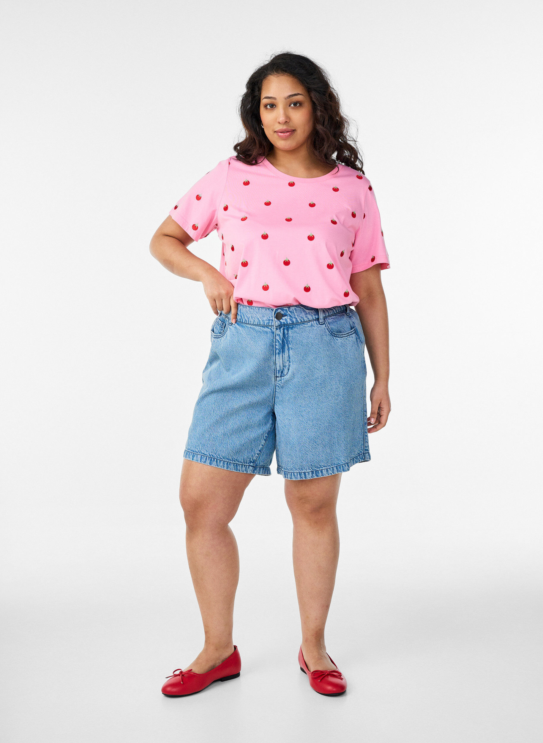 ZizziT-shirt i &oslash;kologisk bomuld med broderede motiver, Lyser&oslash;d, Model image number 1