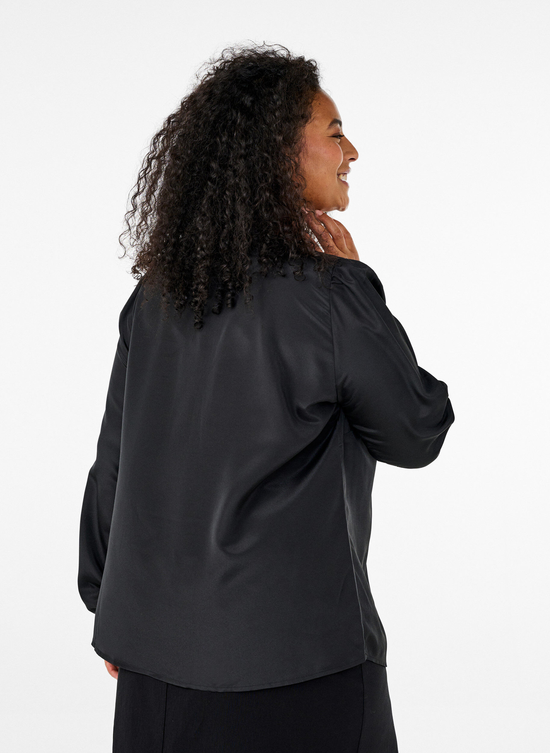 Zizzi Satinbluse med fl&aelig;sedetalje, Black, Model image number 1