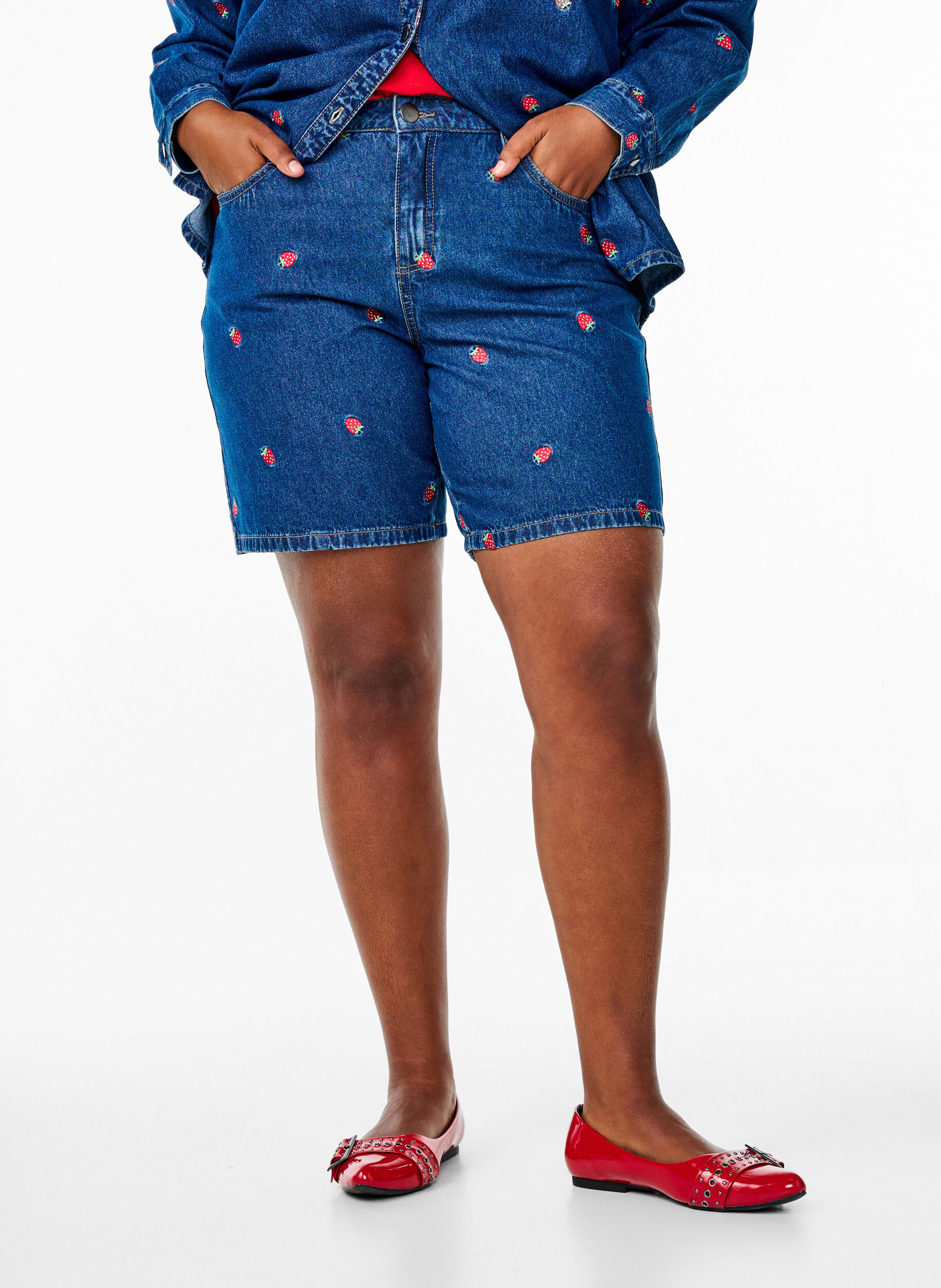 Zizzi Denim shorts med broderede motiver, Bl&aring;, Model image number 2