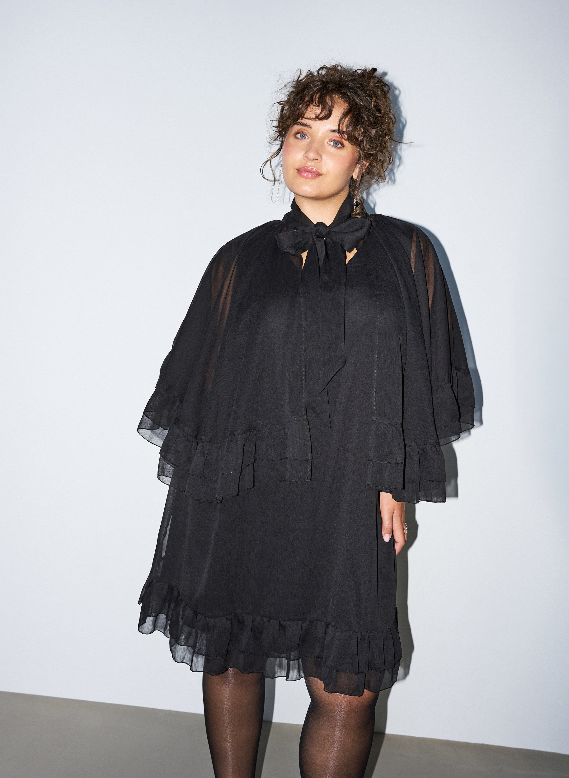 Zizzi&AElig;rmel&oslash;s kjole med chiffon-kappe, Sort, Model image number 0
