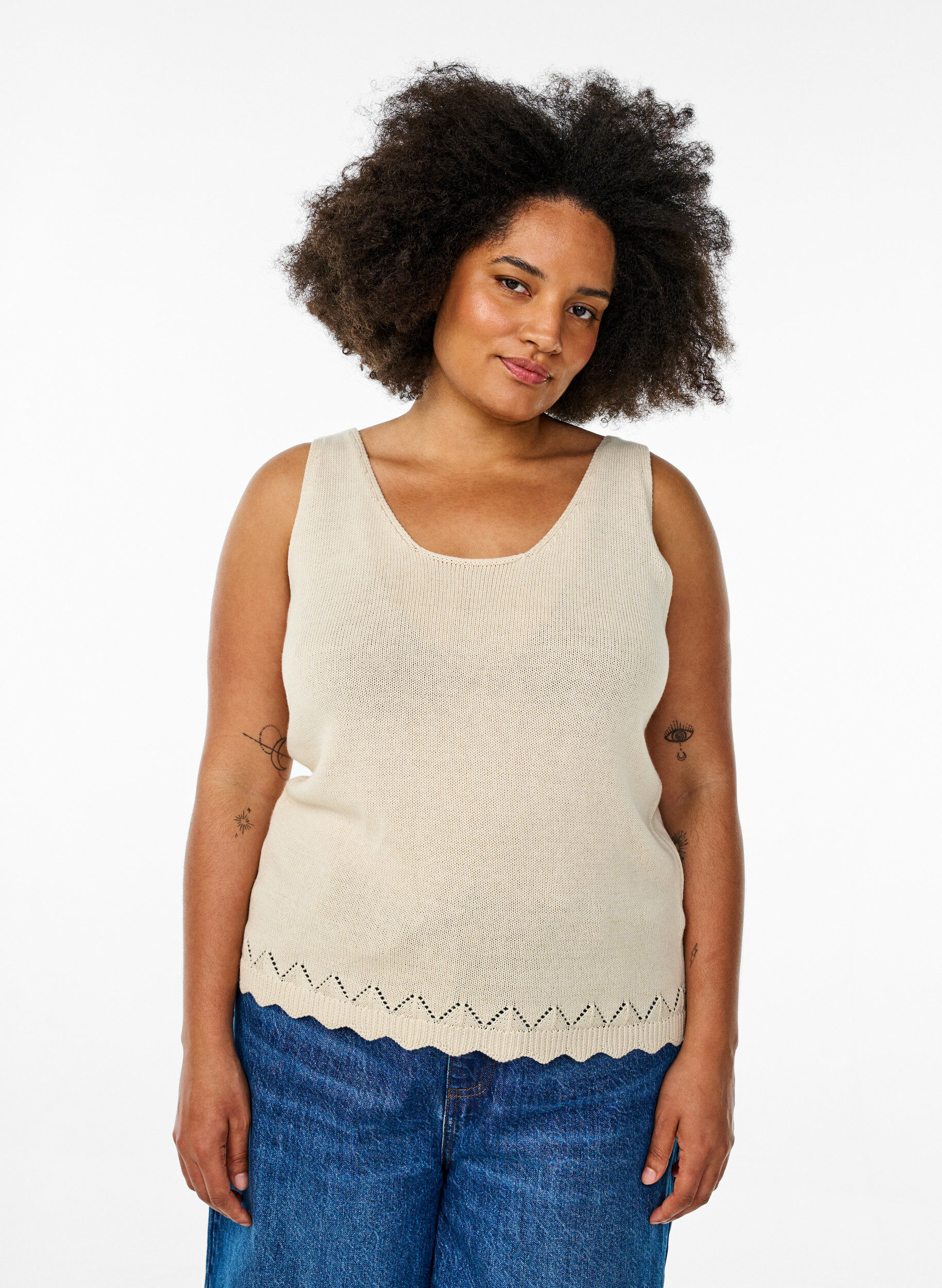 &AElig;rmel&oslash;s strikket top med b&oslash;lgekant, Sandshell, Model